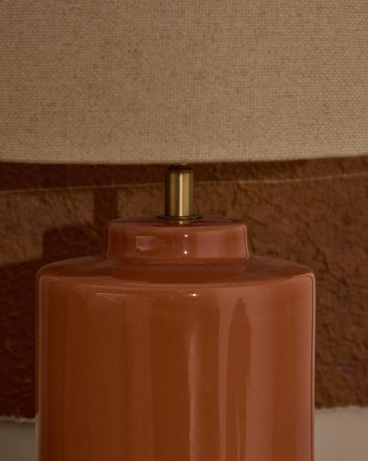 Tischlampe Daeli aus Keramik mit orangenem Finish und Baumwolle in Beige in  präsentiert im Onlineshop von KAQTU Design AG. Tischleuchte ist von Kave Home