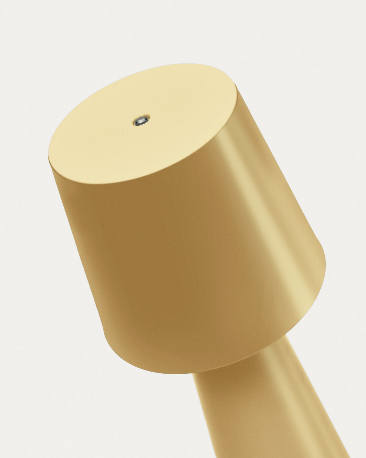 Arenys Tischlampe gross aus Metall mit goldener Lackierung in Gold präsentiert im Onlineshop von KAQTU Design AG. Tischleuchte ist von Kave Home