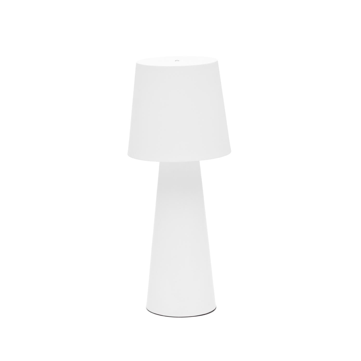 Die Arenys Outdoor Tischlampe von Kave Home: stilvolles, wetterfestes Design aus Metall mit weißem Finish für drinnen und draußen.