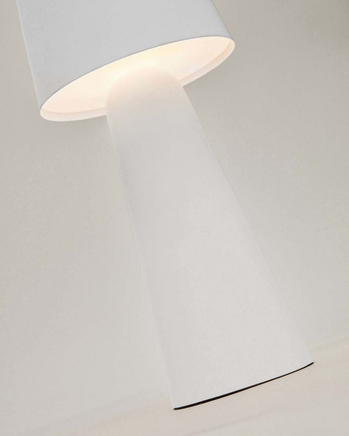Arenys Outdoor Tischlampe gross aus Metall mit weissem Lackfinish in Weiss präsentiert im Onlineshop von KAQTU Design AG. Outdoor Tischleuchte ist von Kave Home