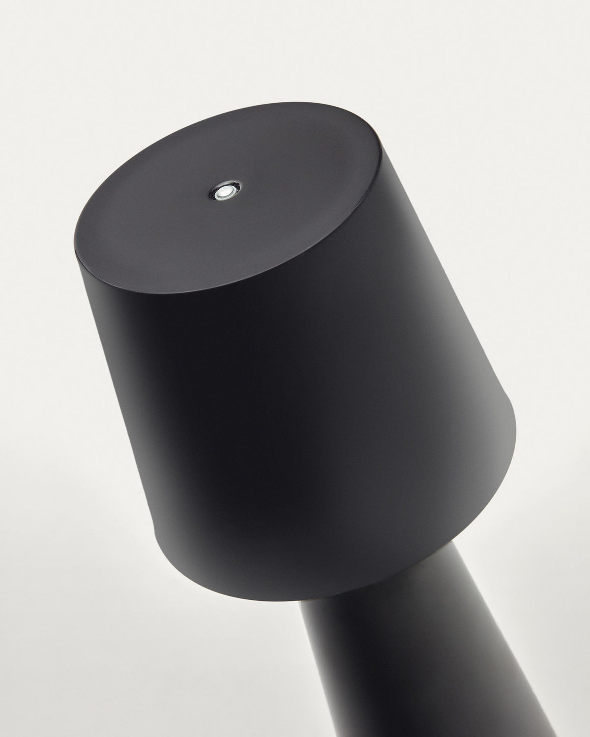 Arenys Outdoor Tischlampe gross aus Metall mit schwarzem Lackfinish in Schwarz präsentiert im Onlineshop von KAQTU Design AG. Outdoor Tischleuchte ist von Kave Home