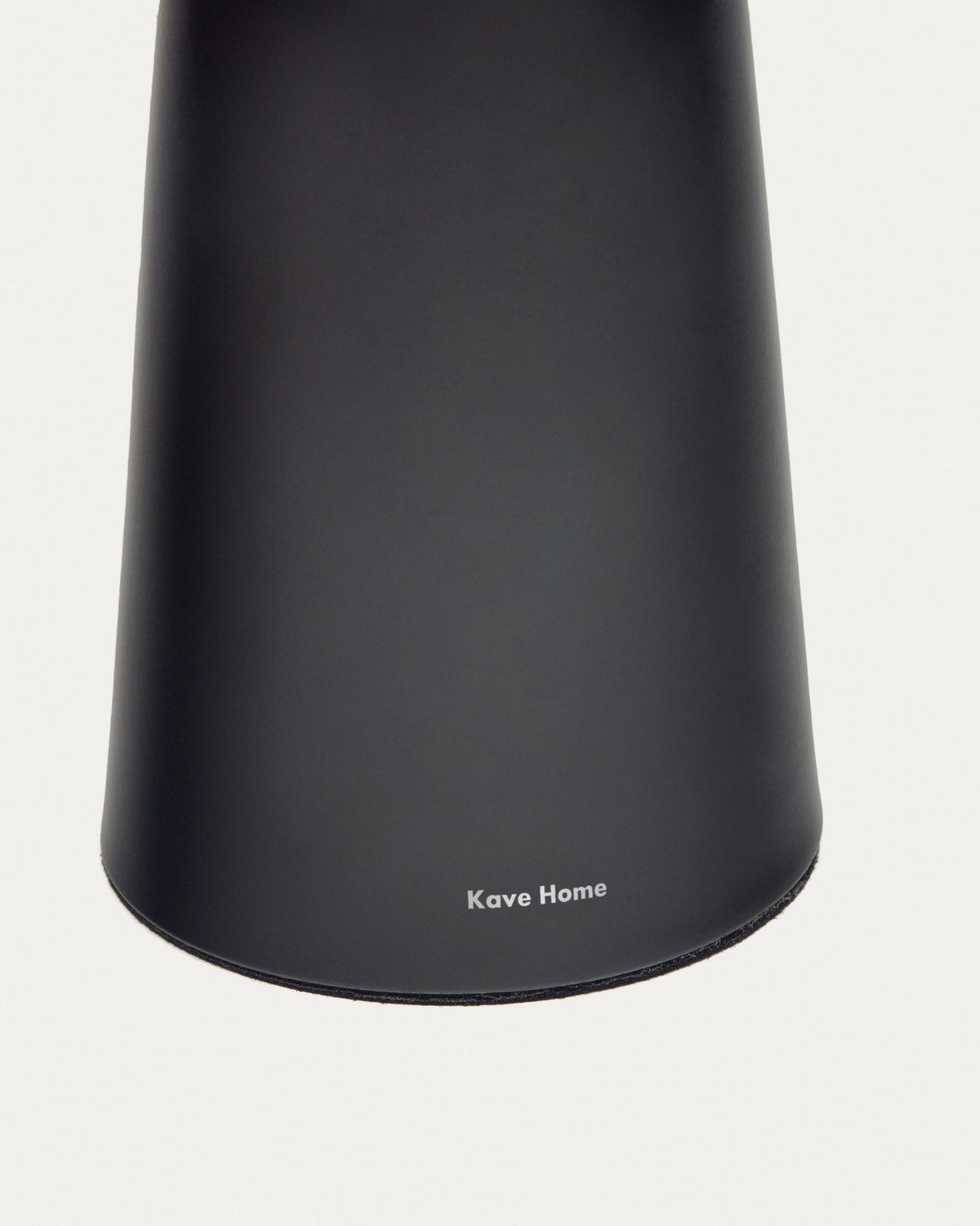 Arenys Outdoor Tischlampe gross aus Metall mit schwarzem Lackfinish in Schwarz präsentiert im Onlineshop von KAQTU Design AG. Outdoor Tischleuchte ist von Kave Home