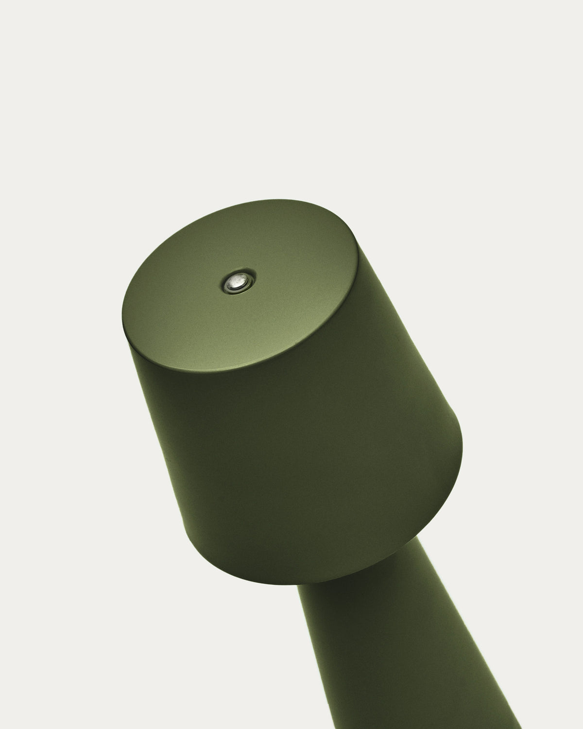 Arenys Outdoor Tischlampe klein aus Metall mit grünem Lackfinish in Grün präsentiert im Onlineshop von KAQTU Design AG. Outdoor Tischleuchte ist von Kave Home
