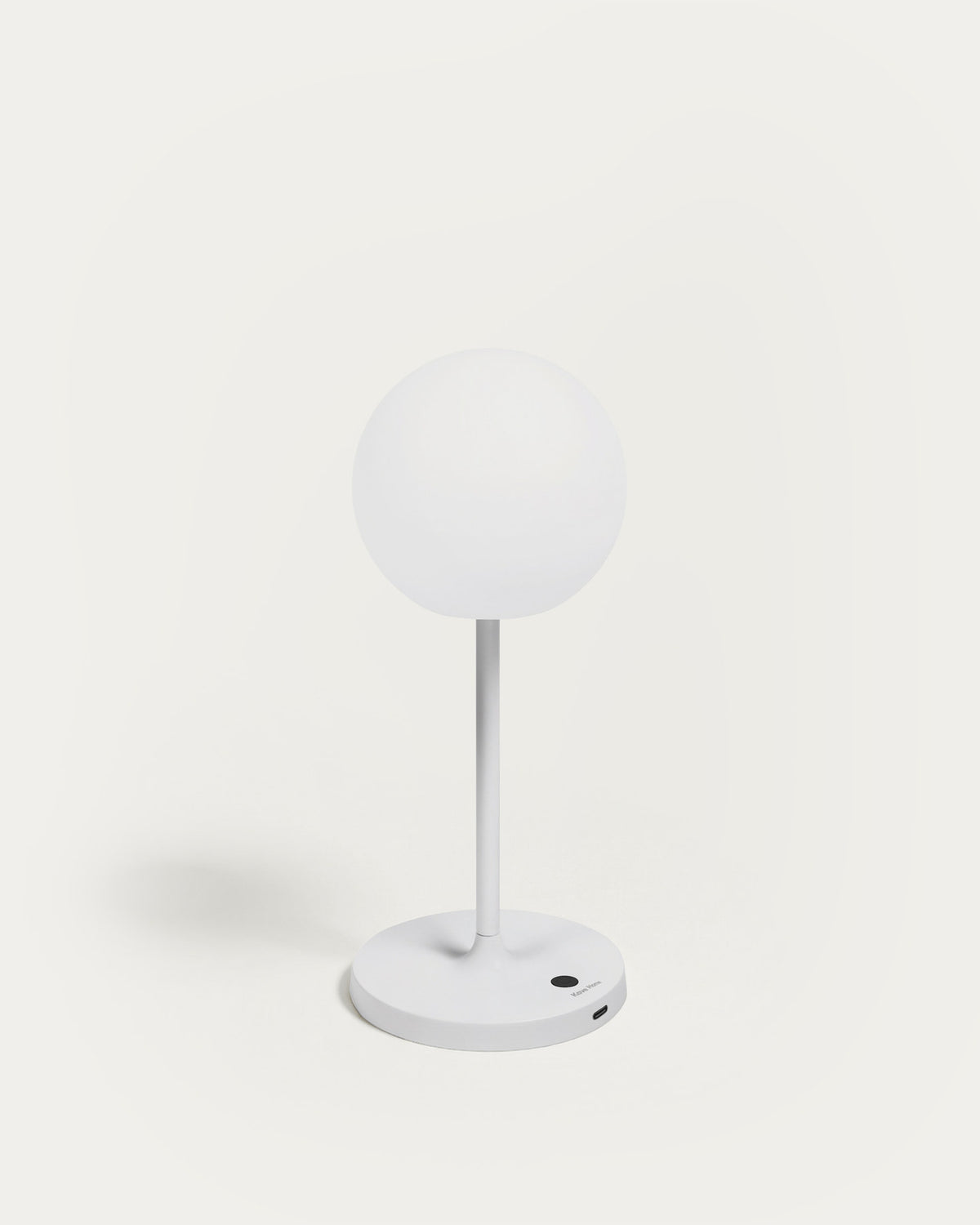 Outdoor Tischlampe Dinesh Aluminium in Grau 40 cm in Weiss präsentiert im Onlineshop von KAQTU Design AG. Outdoor Tischleuchte ist von Kave Home