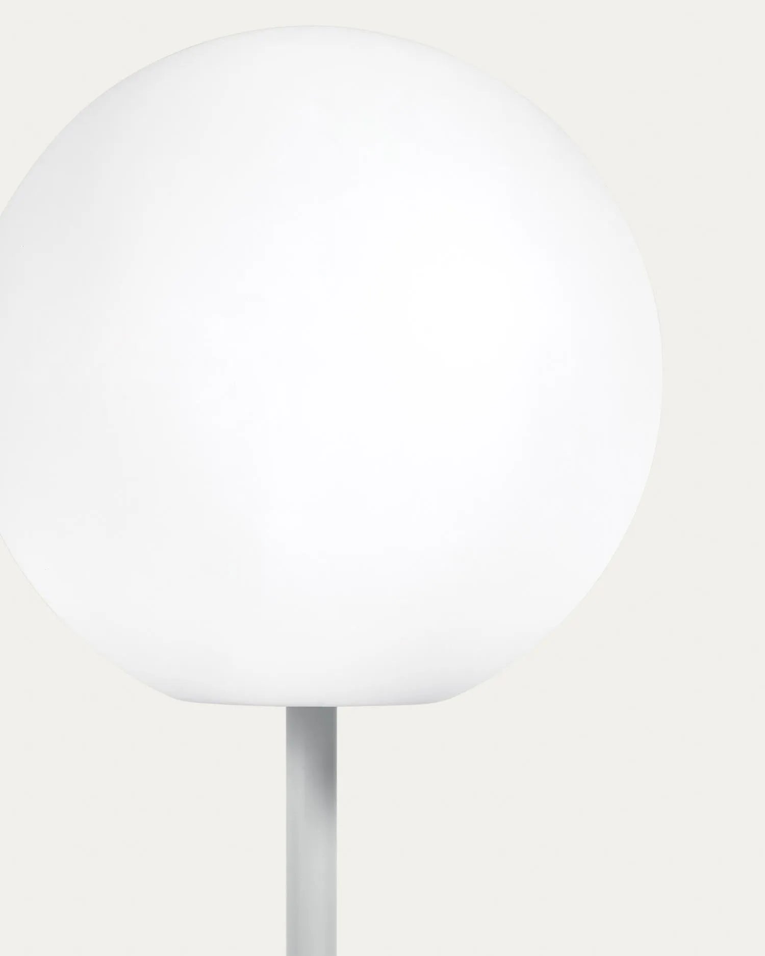Die Dinesh Outdoor Tischlampe von Kave Home vereint stilvolles Design und Funktionalität, ideal für drinnen und draußen.