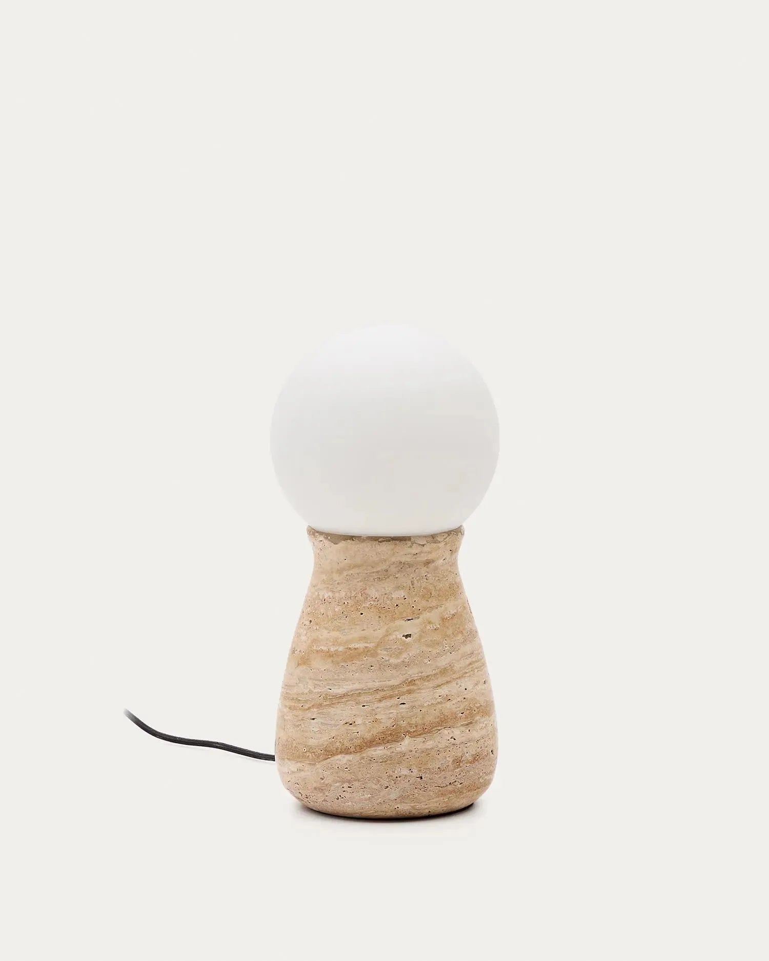Die Tischleuchte Okeni kombiniert Travertin und Glas zu einem eleganten Designstück, ideal für stilvolle Wohnräume.