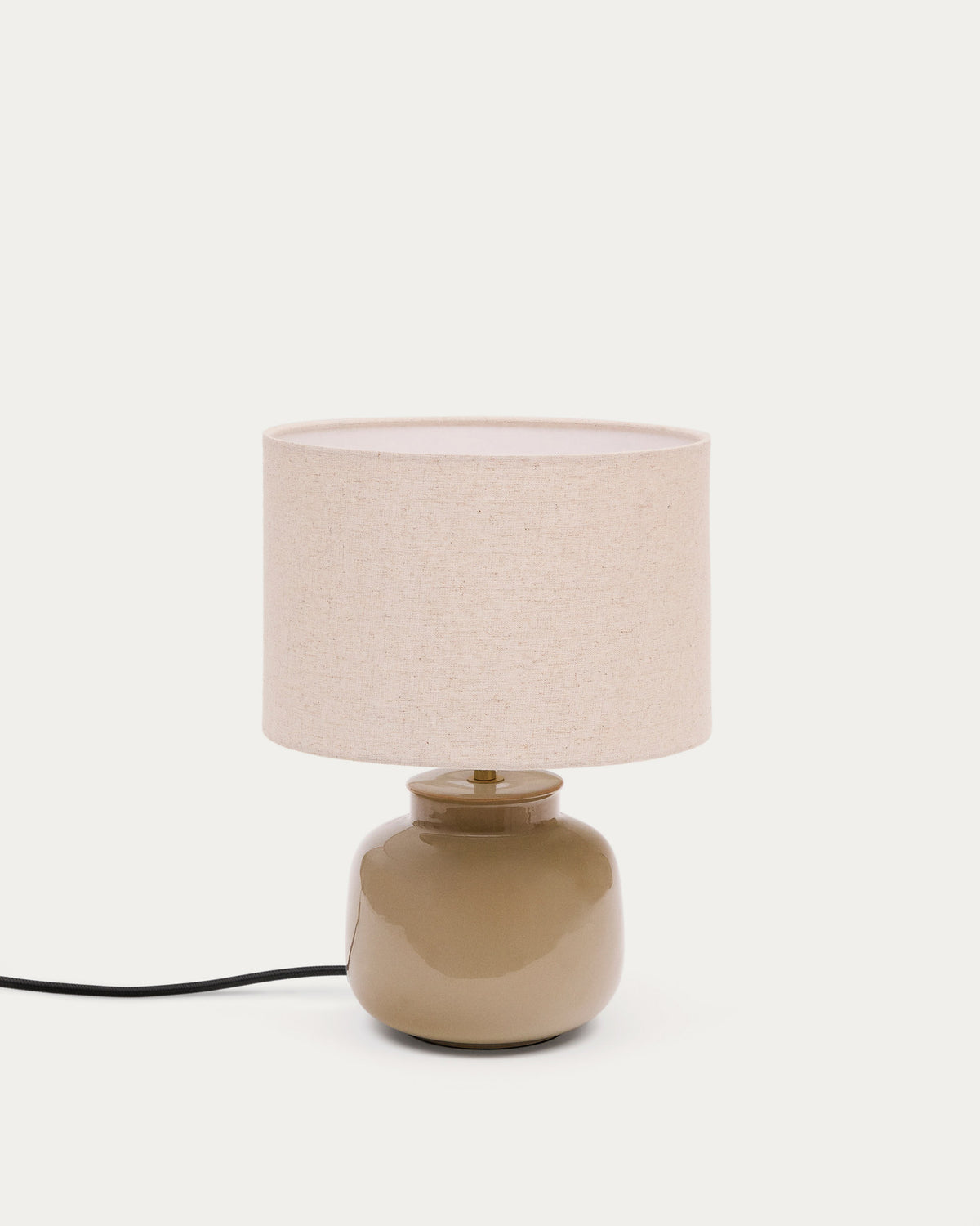 Tischleuchte Tay aus grüner Keramik und beigefarbenem Leinen in Beige präsentiert im Onlineshop von KAQTU Design AG. Tischleuchte ist von Kave Home