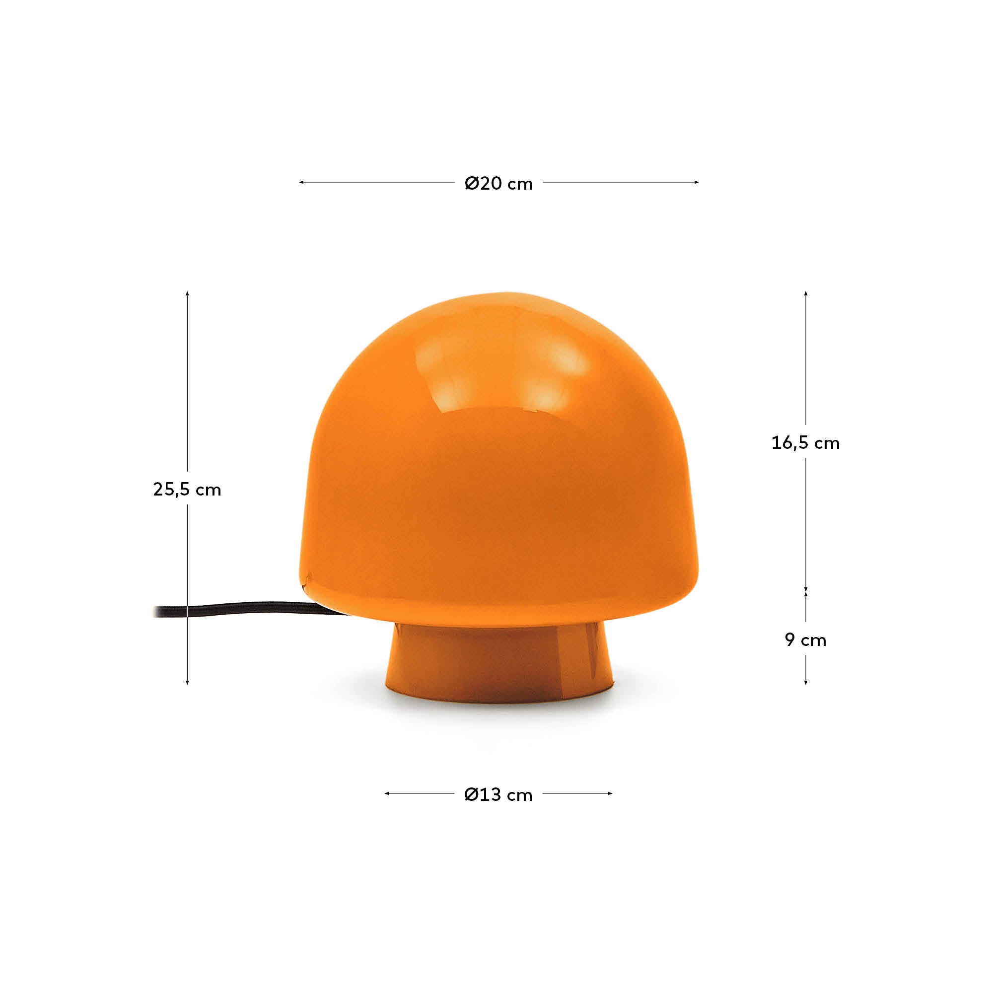 Die Tischleuchte Reig von Kave Home aus orangefarbenem Glas kombiniert stilvolles Design mit warmem Licht für eine gemütliche Atmosphäre.