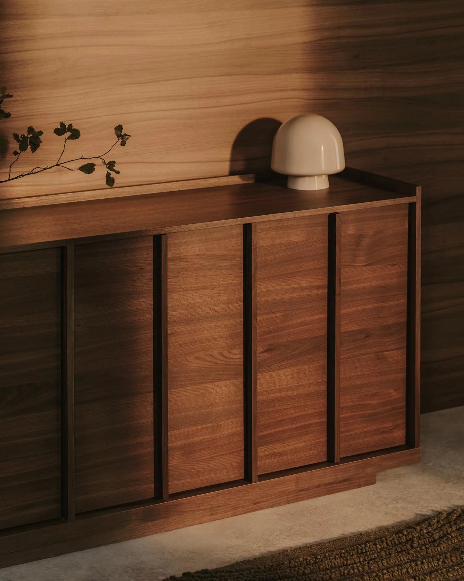Die Tischleuchte Reig aus grauem Glas vereint Retro-Charme mit modernem Design und schafft ein warmes, diffuses Licht.