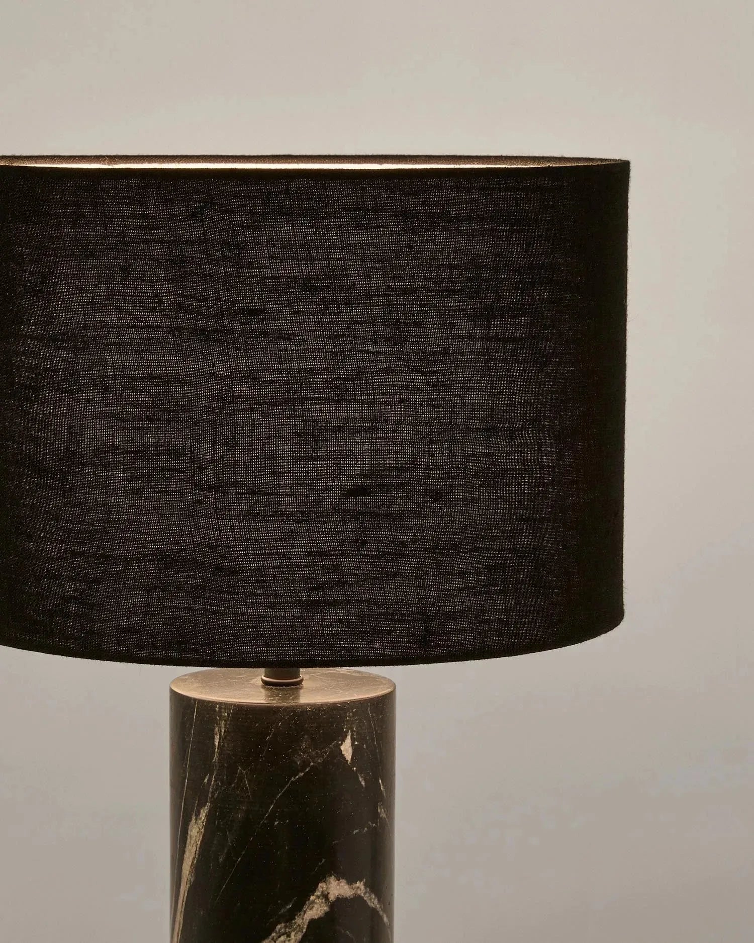 Die Tischleuchte Vex aus schwarzem Marmor und Leinen vereint Eleganz und modernes Design für stilvolle Wohnräume.