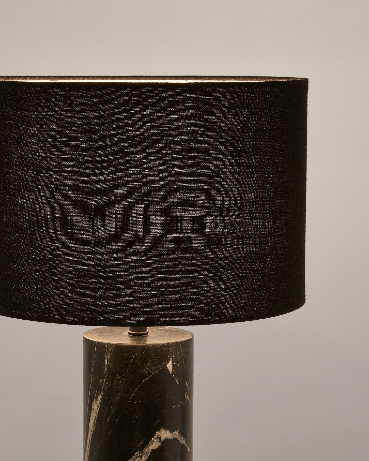 Elegante Tischleuchte Vex mit schwarzem Marmorsockel und Leinen-Lampenschirm, ideal für stilvolle Wohnräume.