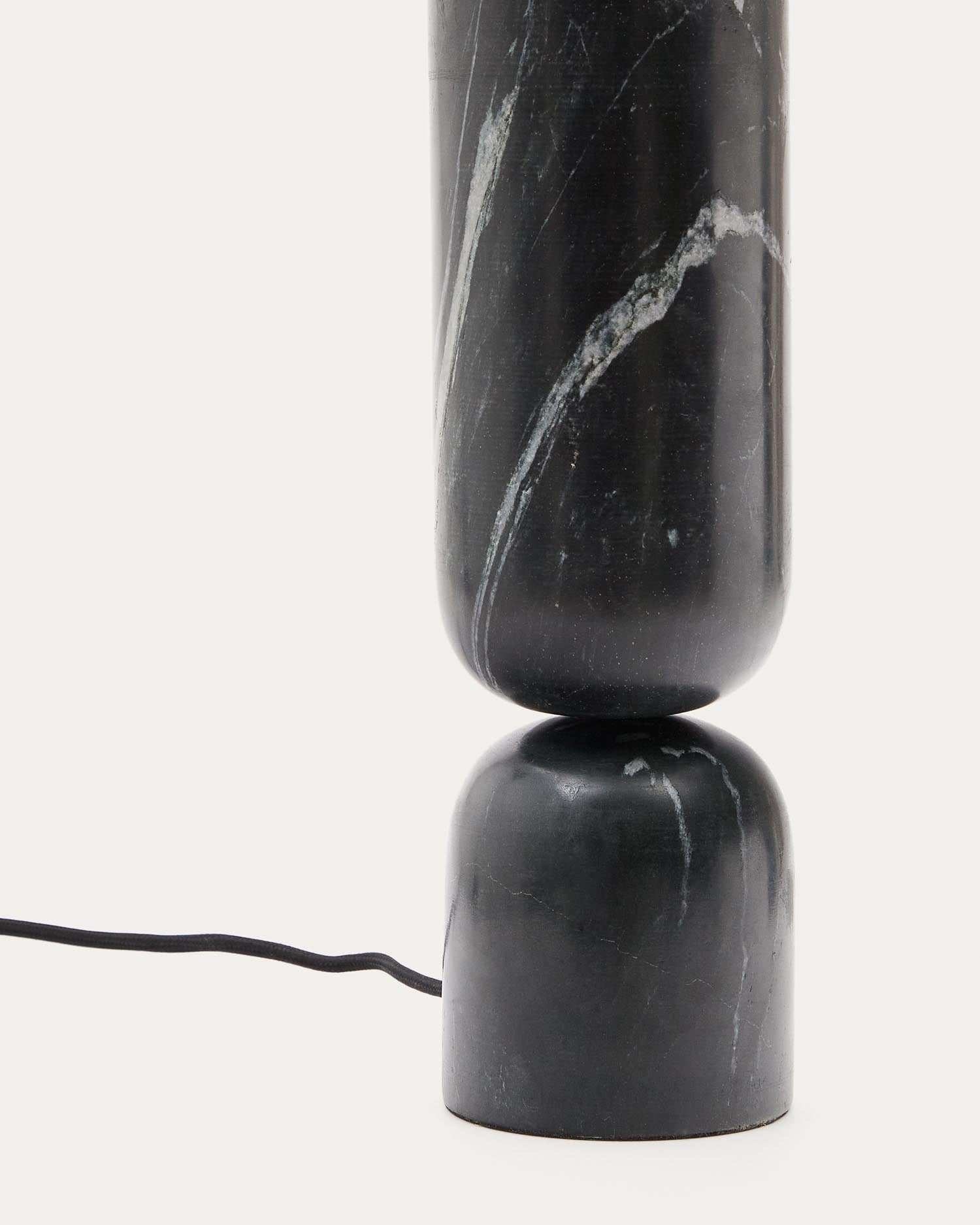 Die Tischleuchte Vex aus schwarzem Marmor und Leinen vereint modernes Design mit Eleganz für stilvolle Wohnräume.