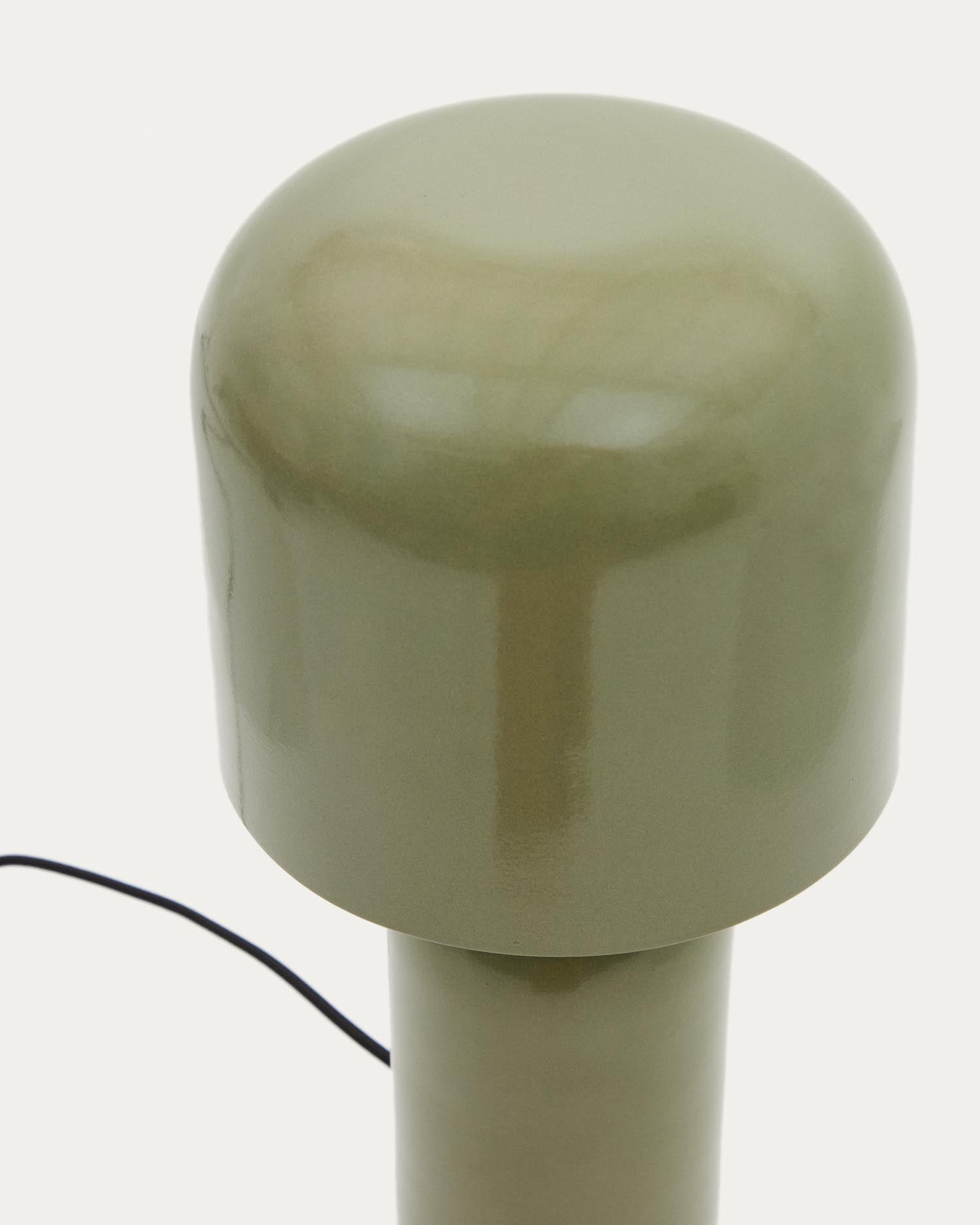 Die Tischleuchte Monze von Kave Home aus grün lackiertem Metall vereint modernes Design mit funktionaler Eleganz.