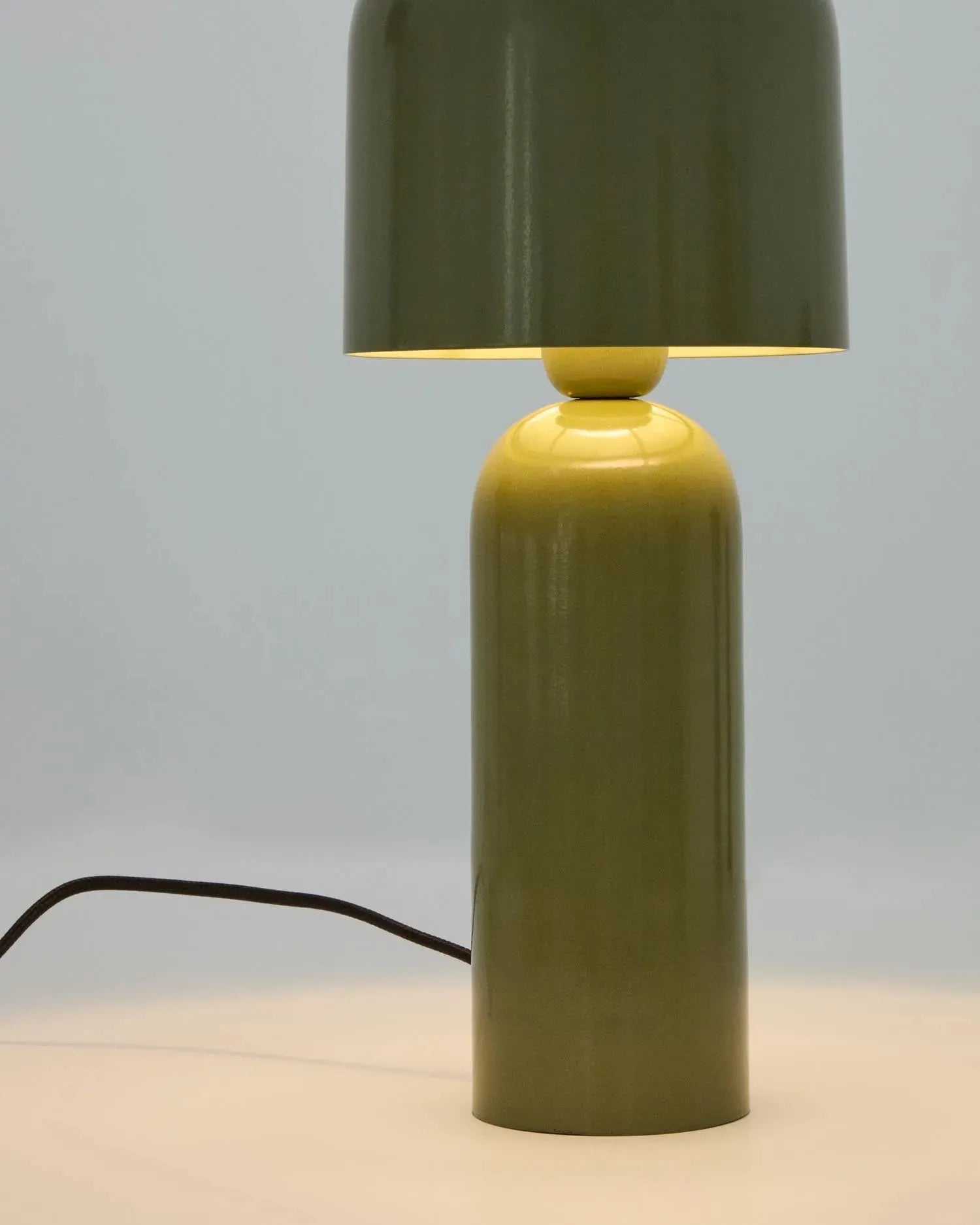 Die grüne Tischleuchte Monze von Kave Home besticht durch ihr modernes Design und hochwertige Verarbeitung aus lackiertem Metall.