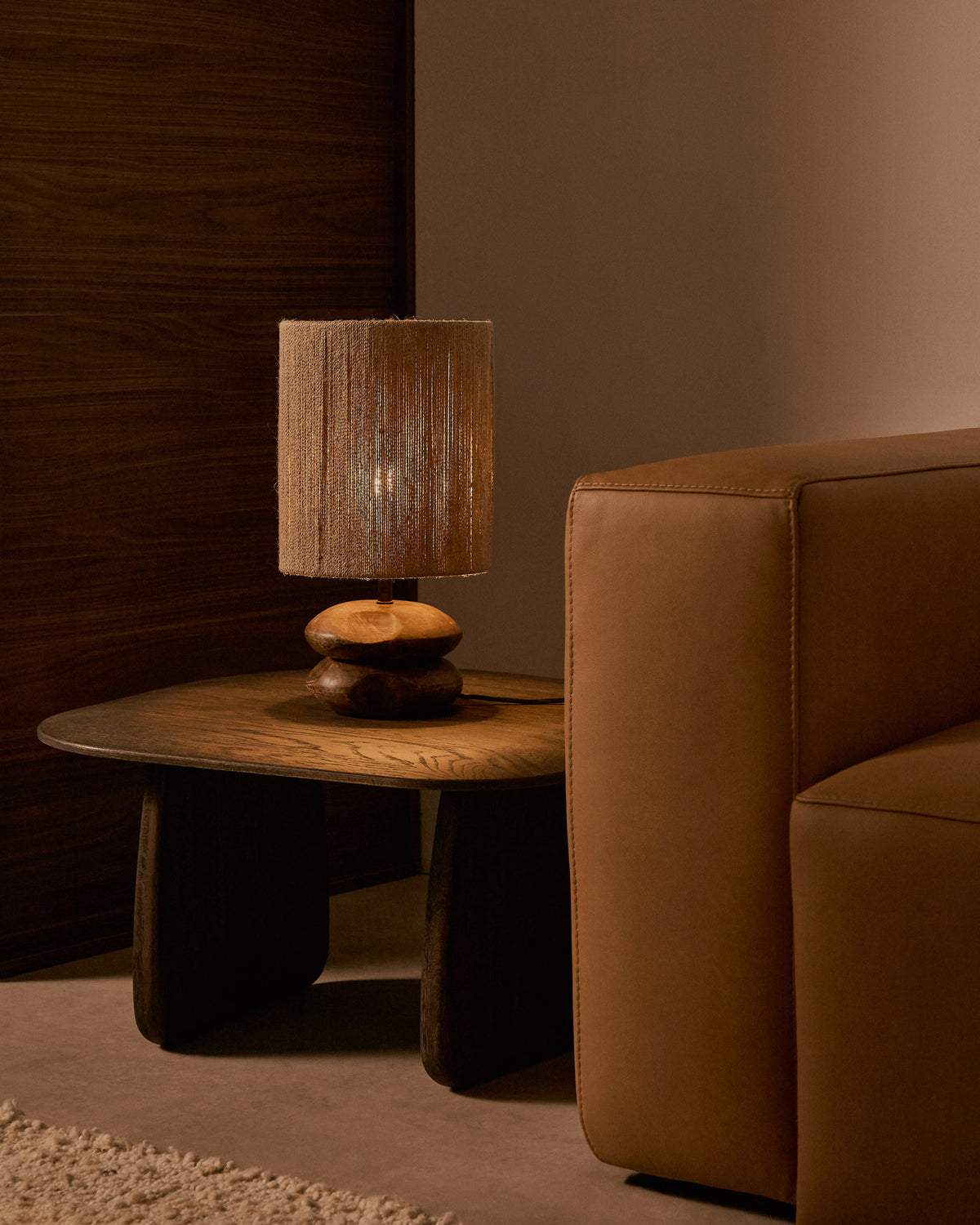 Tischleuchte Kor aus Akazienholz mit dunklem Finish und Jute in Natur präsentiert im Onlineshop von KAQTU Design AG. Tischleuchte ist von Kave Home