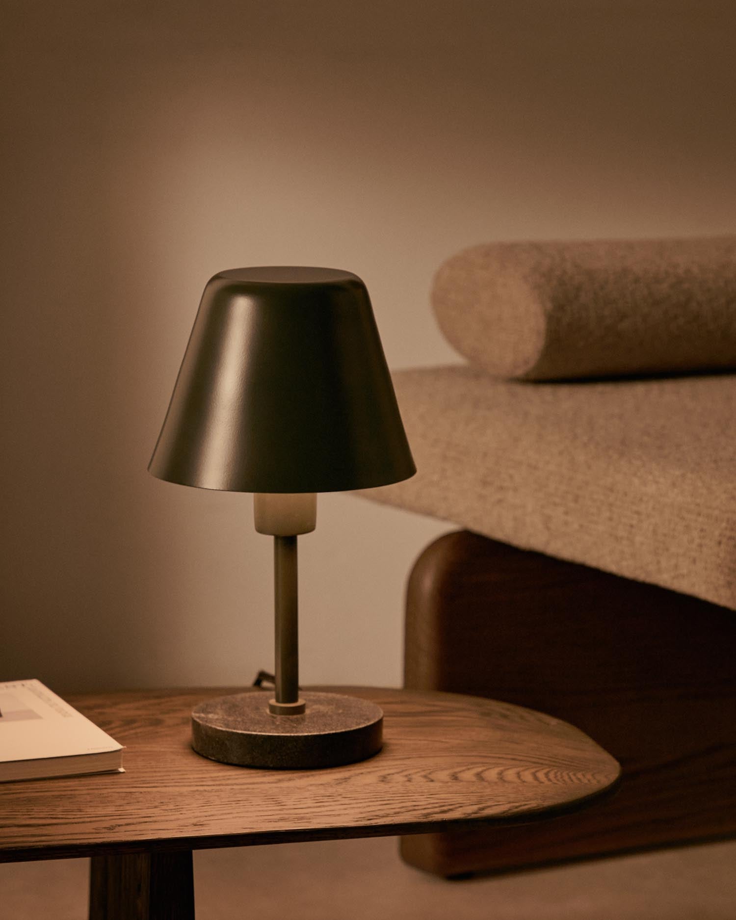 Elegante Tischleuchte Calina: Grünes Metall trifft auf schwarzen Marmor. Stilvolles Design von Kave Home für moderne Räume.