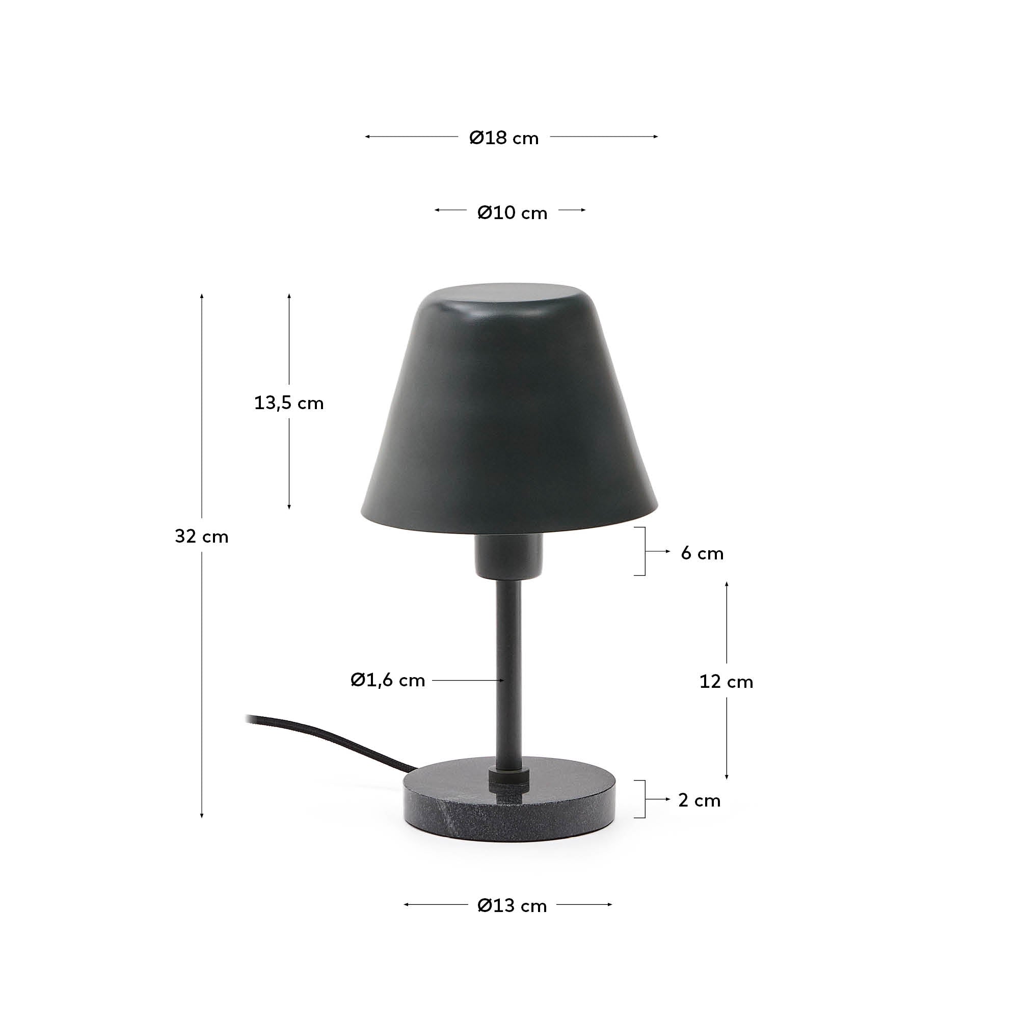 Die Tischleuchte Calina von Kave Home vereint grünes Metall und schwarzen Marmor für stilvolle und moderne Beleuchtung.