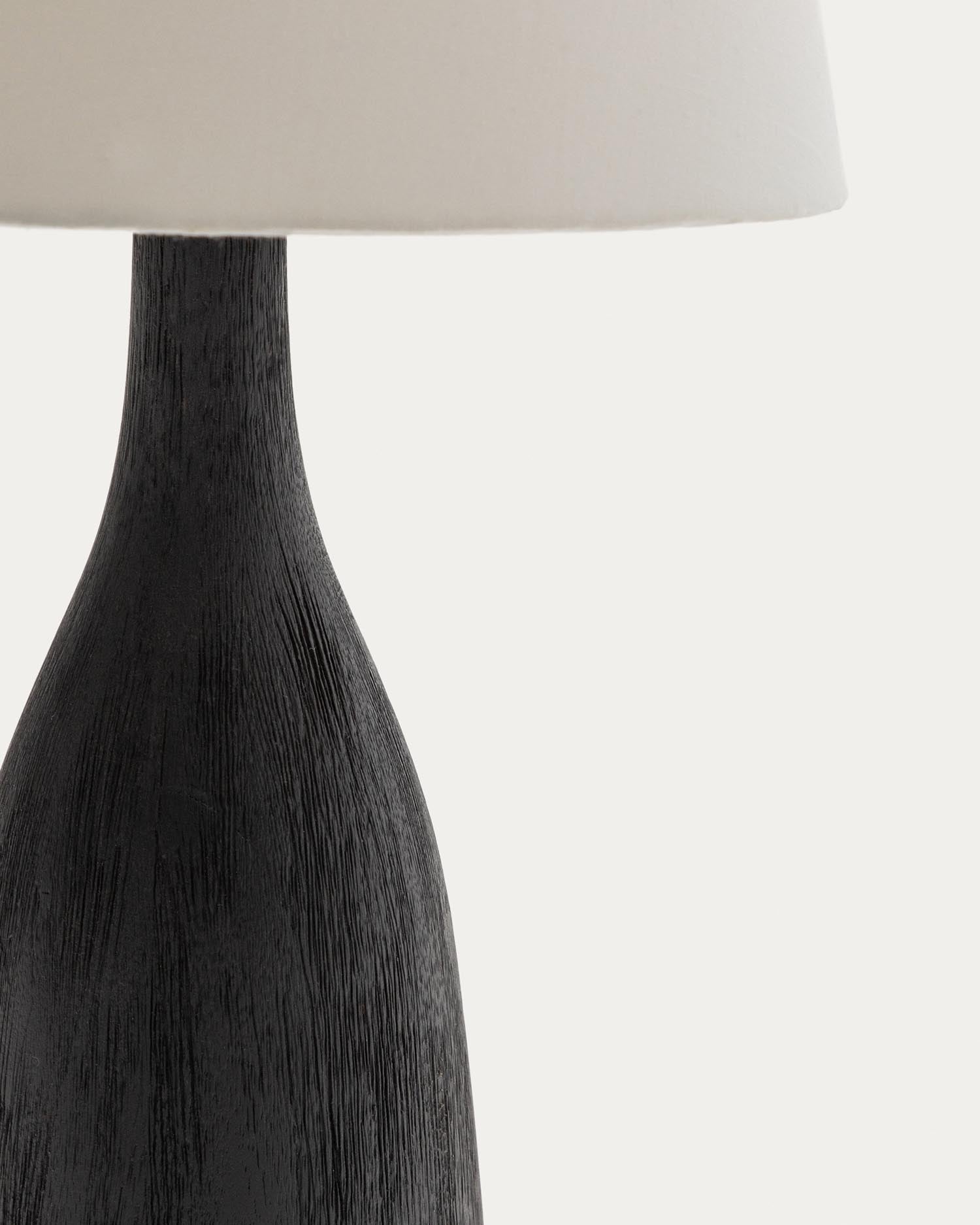 Die Tischleuchte Luvia von Kave Home kombiniert elegantes Holzdesign mit schwarzem Finish für stilvolle Beleuchtung.