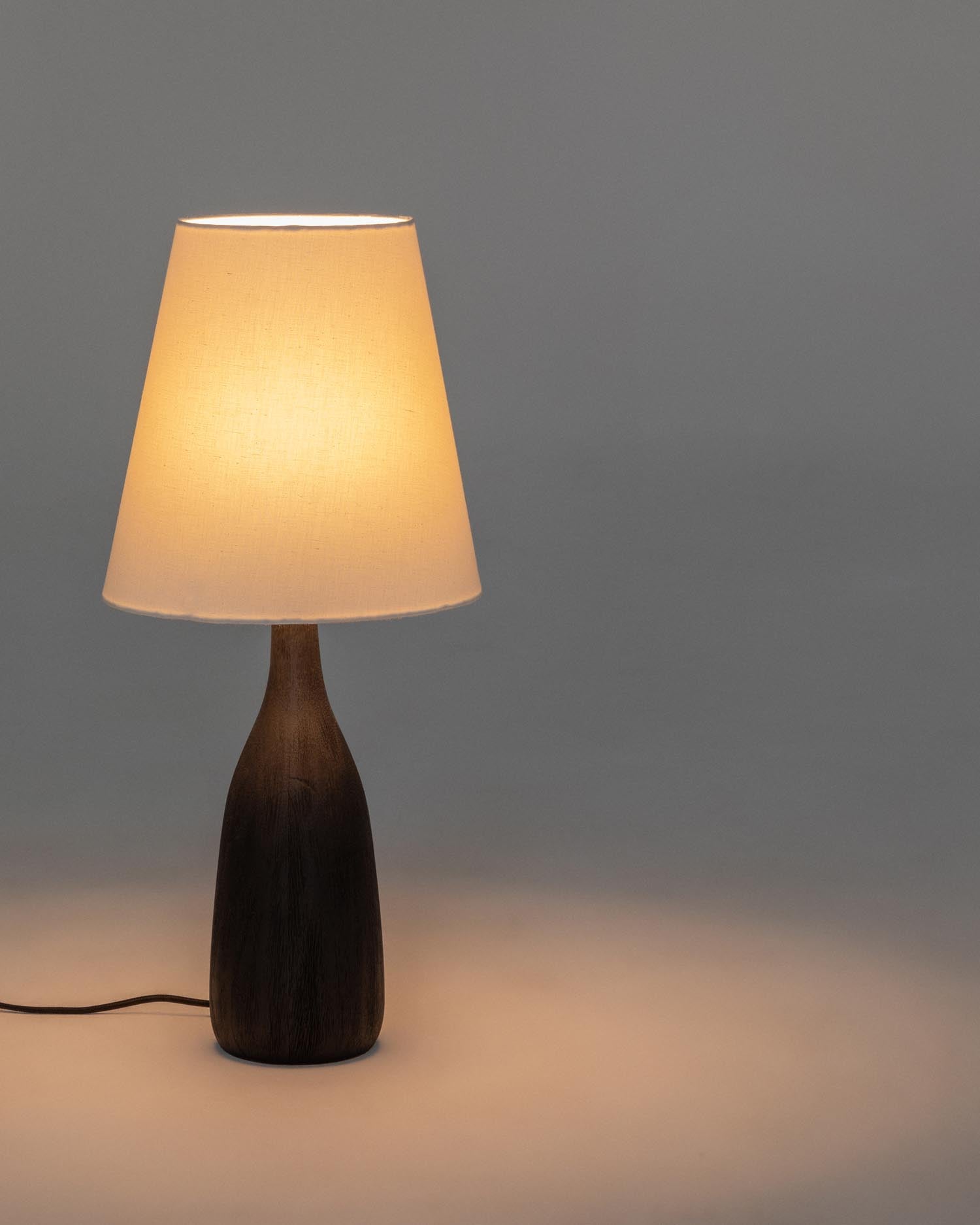 Die Luvia Tischleuchte von Kave Home besticht durch ihr elegantes Holzdesign und schwarzes Finish, ideal für moderne Räume.