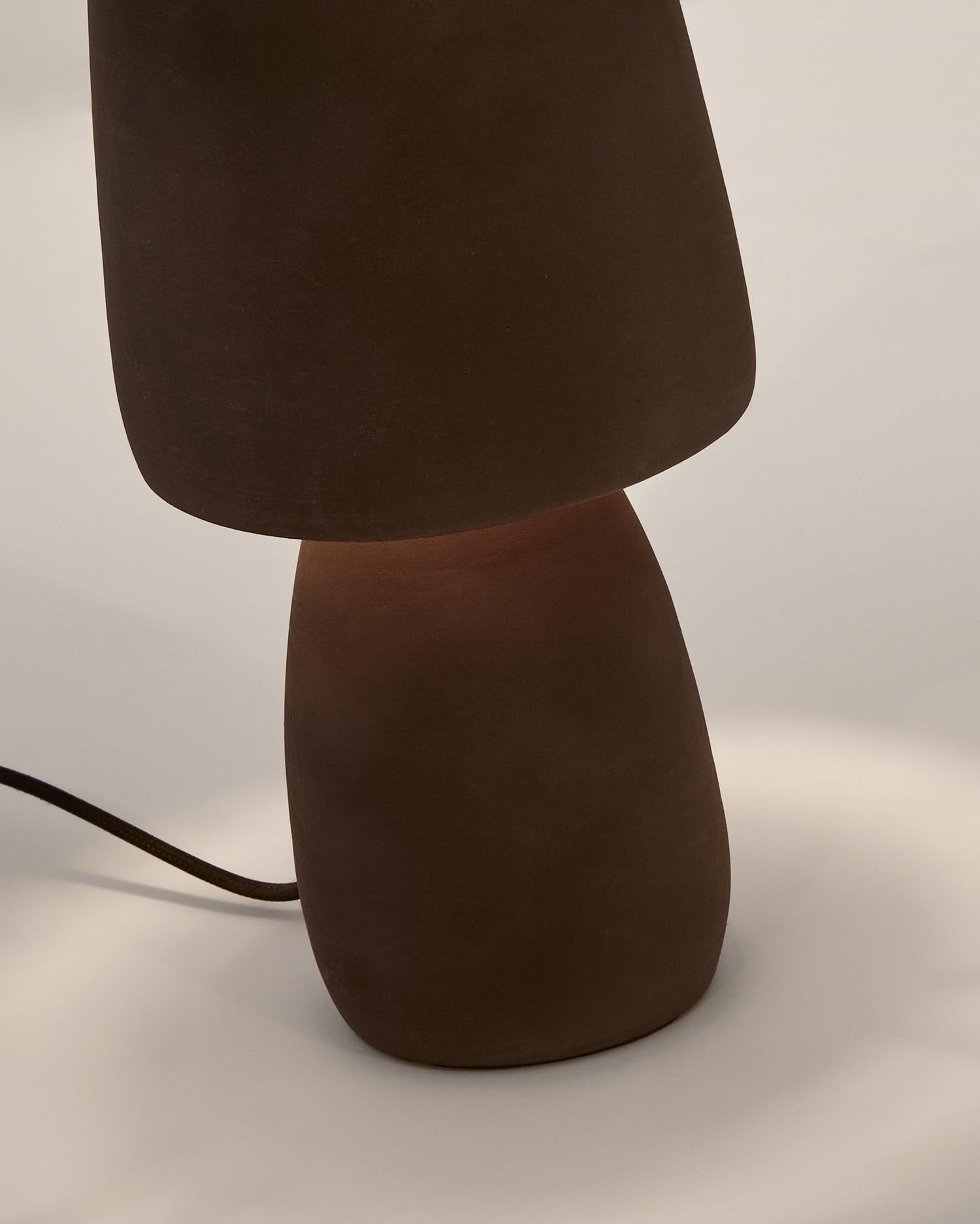 Die Tischleuchte Tandy aus brauner Terrakotta von Kave Home vereint natürliche Eleganz mit funktionalem Design und passt in jeden Raum.