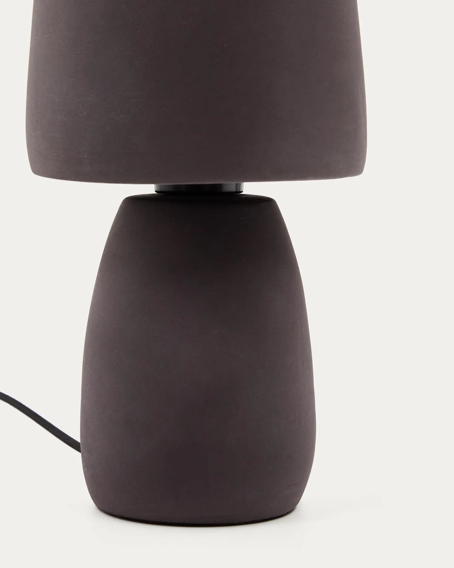 Die Tischleuchte Tandy aus brauner Terrakotta von Kave Home vereint natürliche Eleganz mit funktionalem Design und passt in jeden Raum.