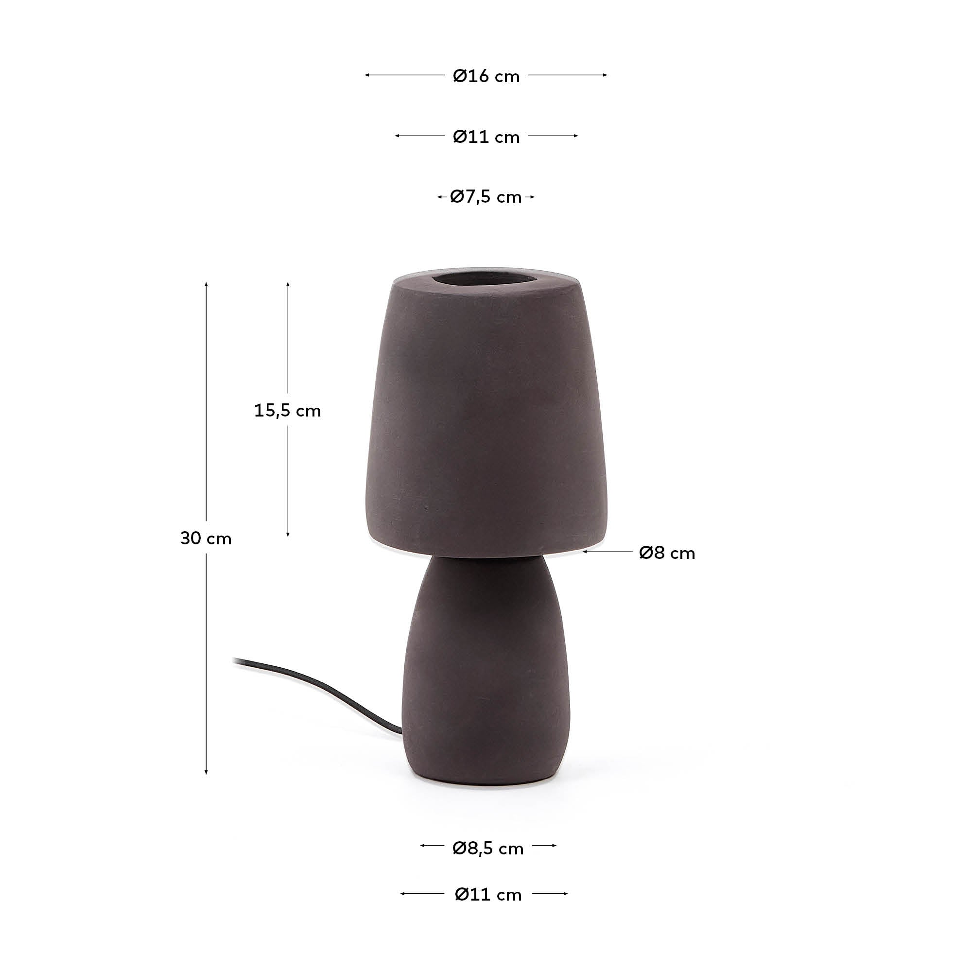 Die Tischleuchte Tandy aus brauner Terrakotta von Kave Home vereint modernes Design mit natürlicher Eleganz und warmem Licht.