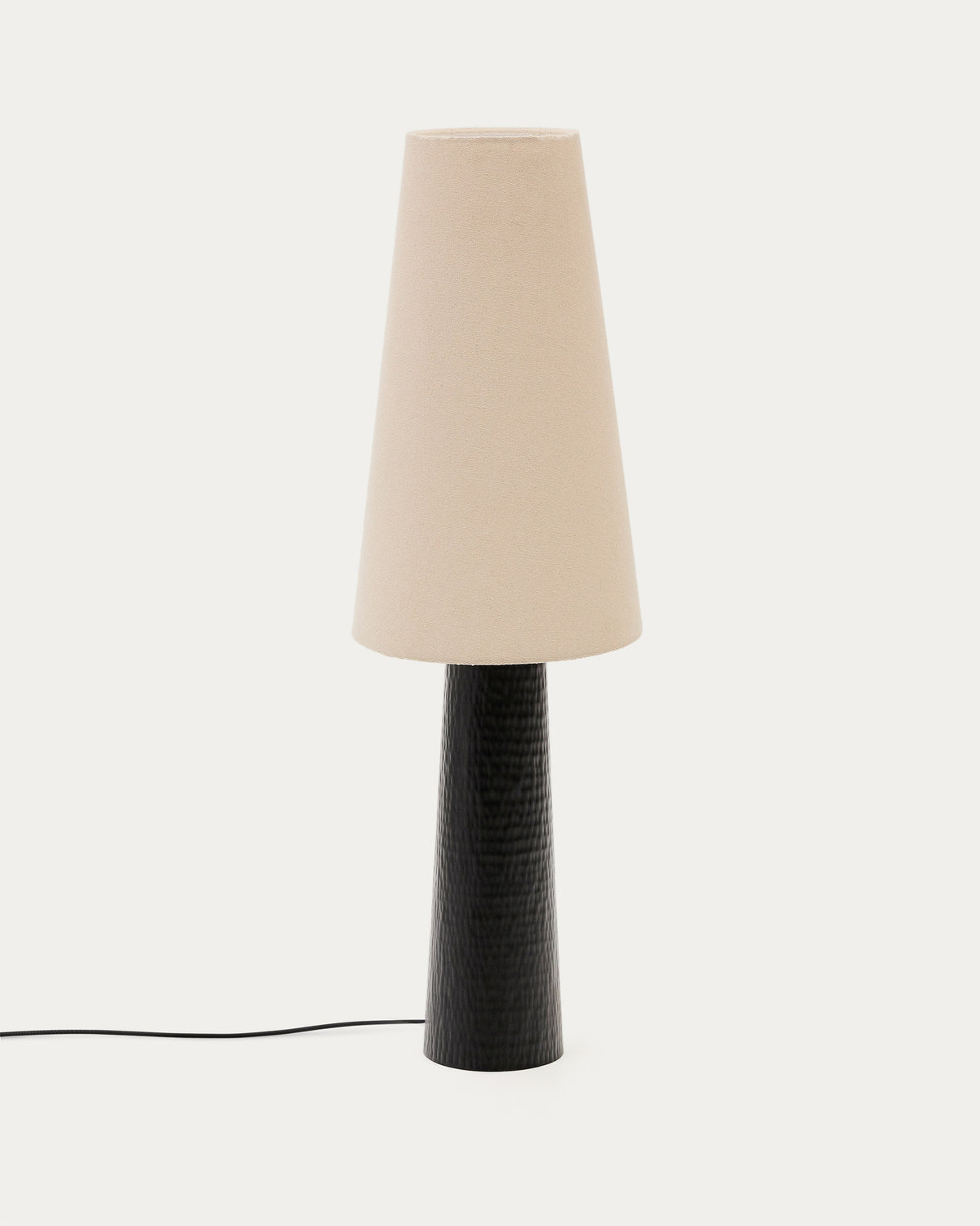 Stehlampe Senni aus Metall mit schwarzem Finish in Schwarz präsentiert im Onlineshop von KAQTU Design AG. Stehleuchte ist von Kave Home
