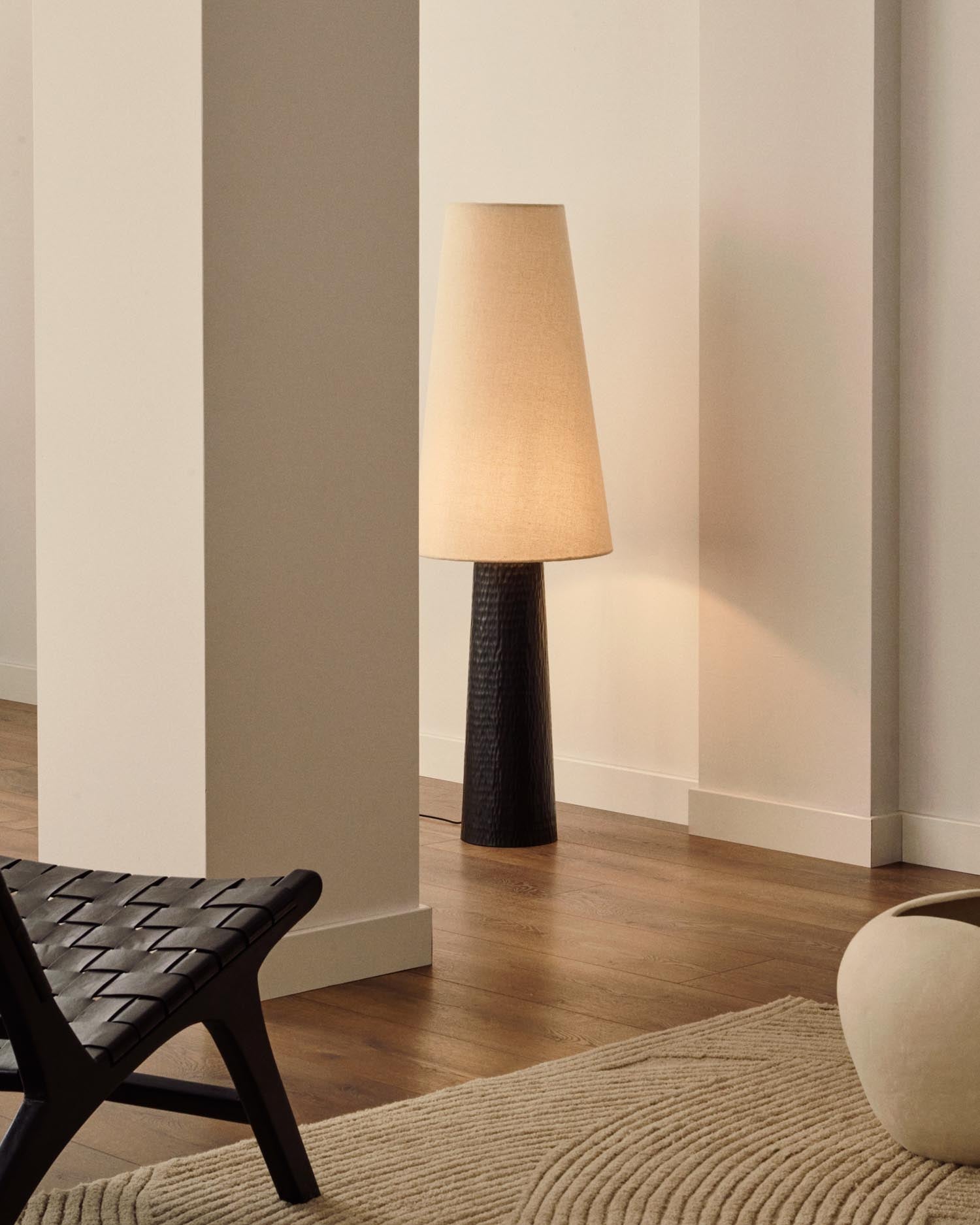 Elegante Stehlampe Senni aus schwarzem Metall, modernes Design, ideal für stilvolle Wohnräume, von Kave Home.