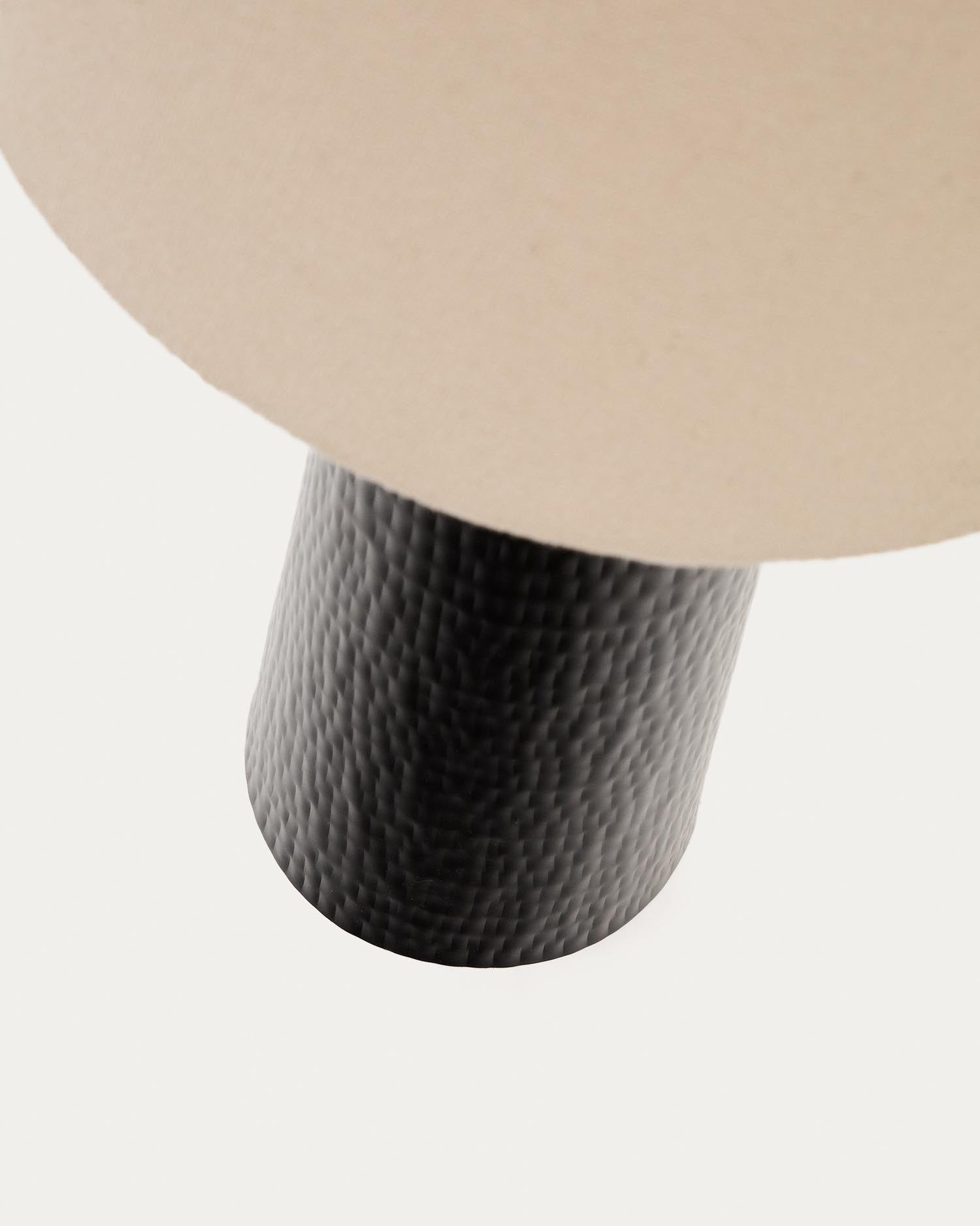 Die Stehlampe Senni von Kave Home besticht durch ihr schwarzes Metall-Design, perfekt für moderne und stilvolle Wohnräume.