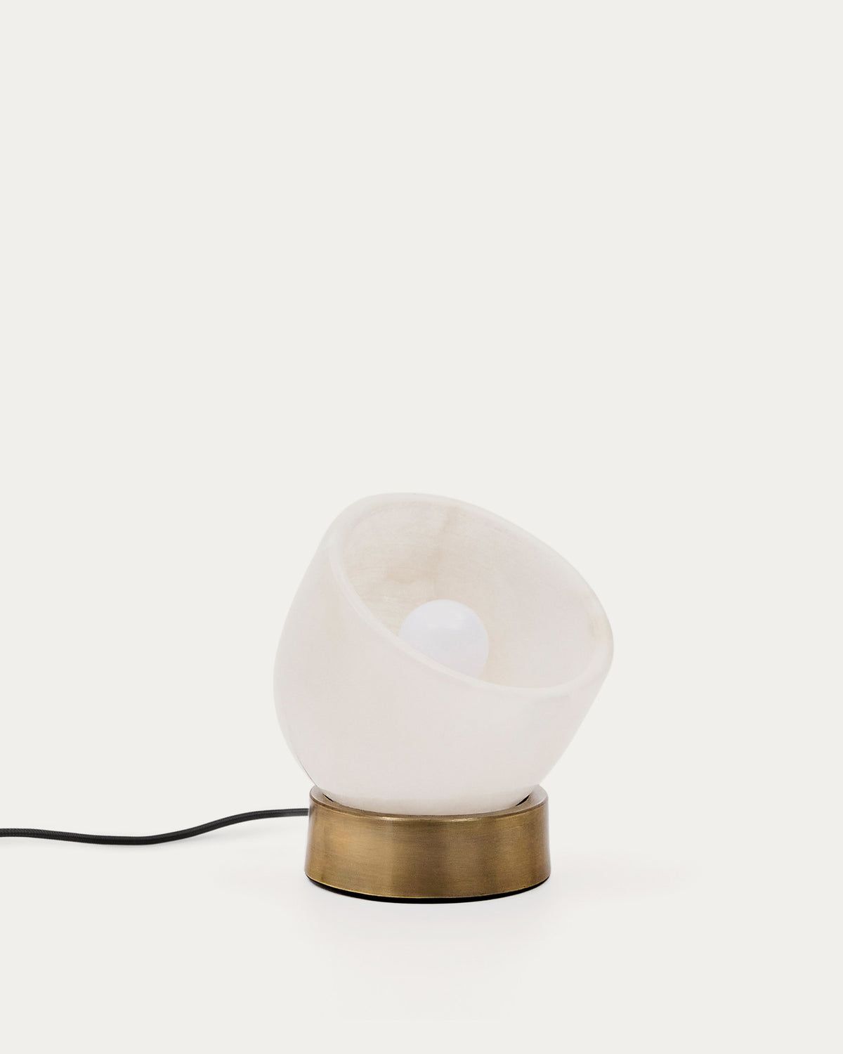 Tischleuchte Shenli aus Alabaster und Metall mit Messing-Finish. in Natur präsentiert im Onlineshop von KAQTU Design AG. Tischleuchte ist von Kave Home