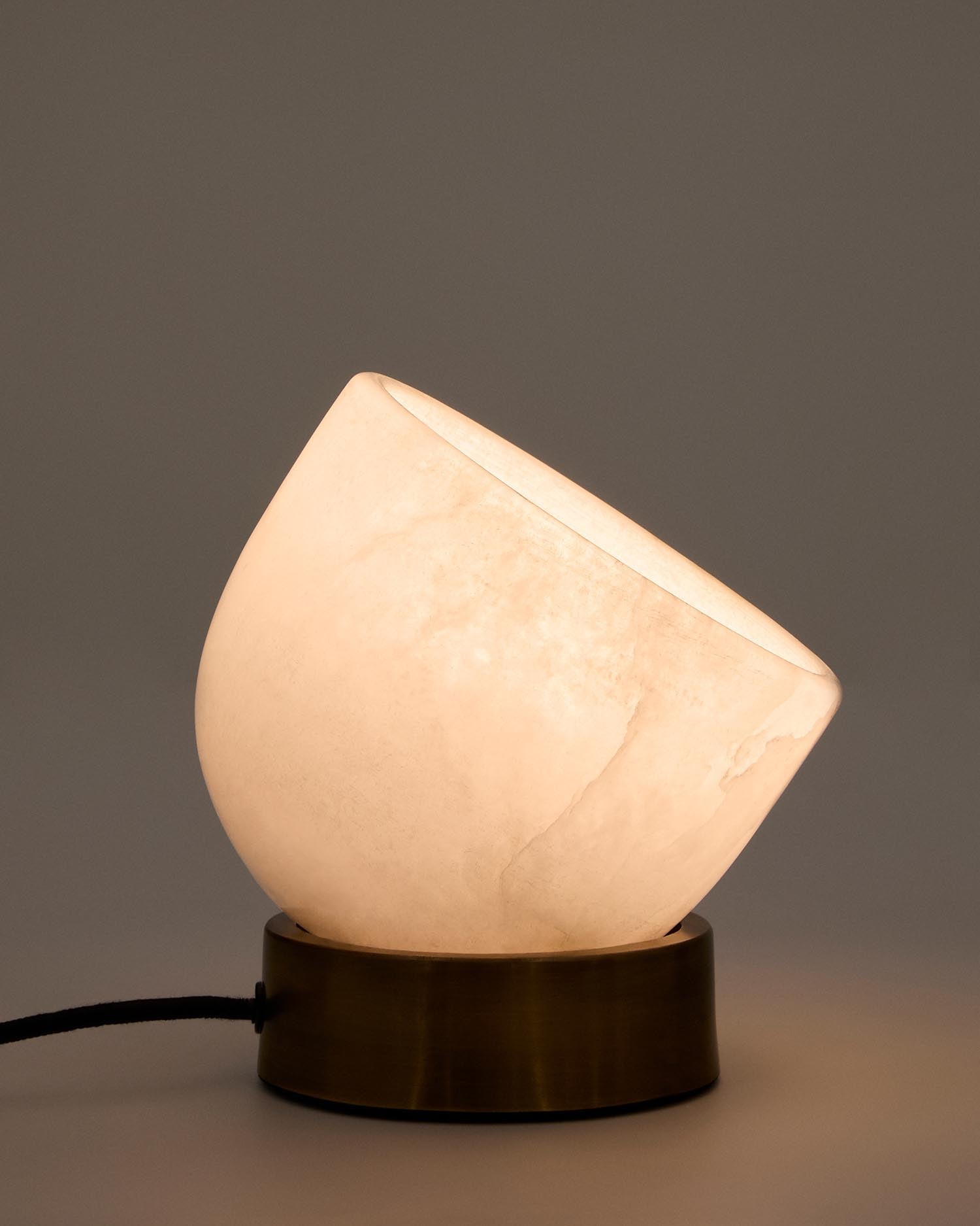 Tischleuchte Shenli aus Alabaster und Metall mit Messing-Finish, ein stilvolles Highlight für moderne Wohnräume.