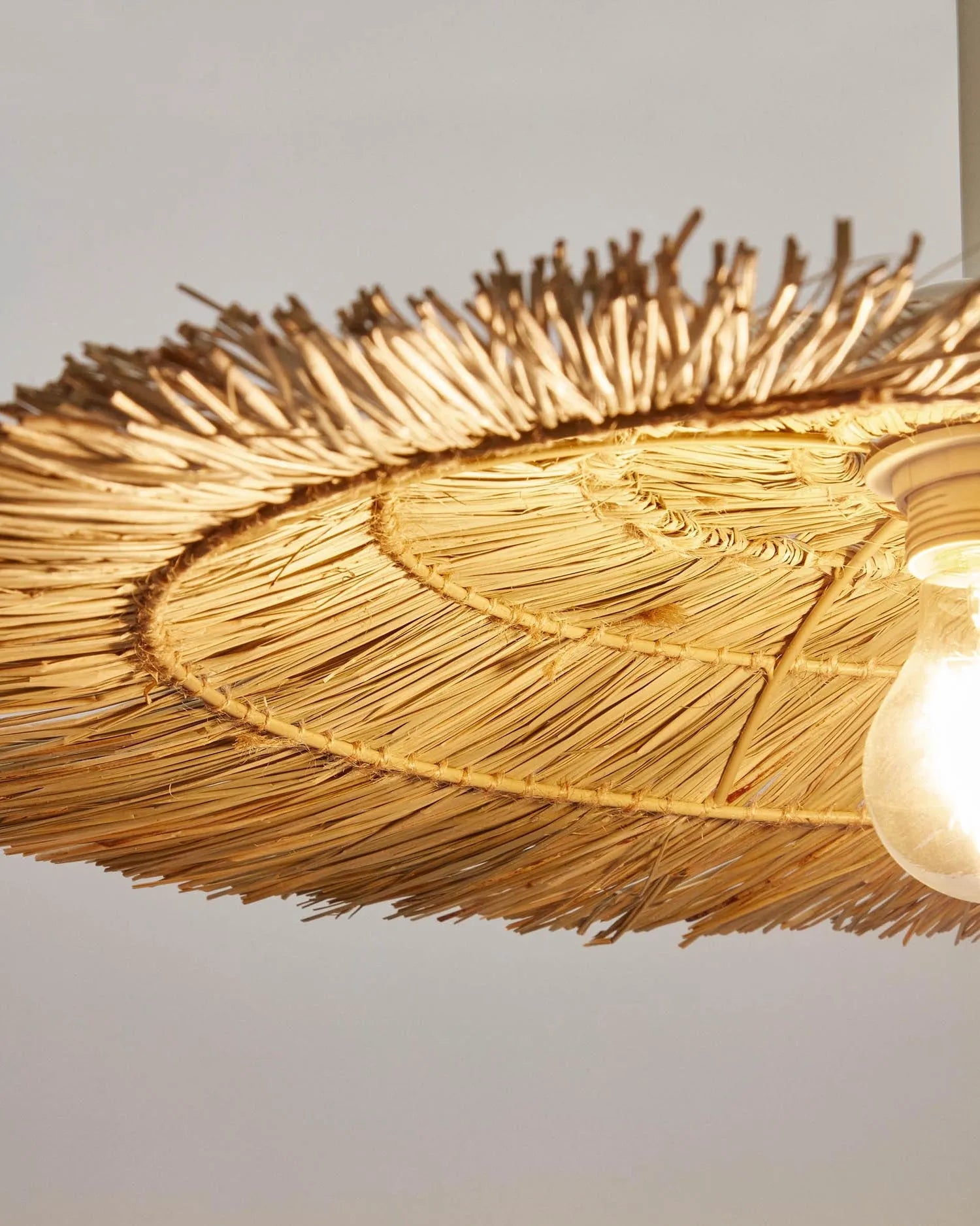 Der Gualta Lampenschirm aus Naturfasern bringt mit seinem natürlichen Finish und 60 cm Durchmesser stilvolle Eleganz in Ihr Zuhause.