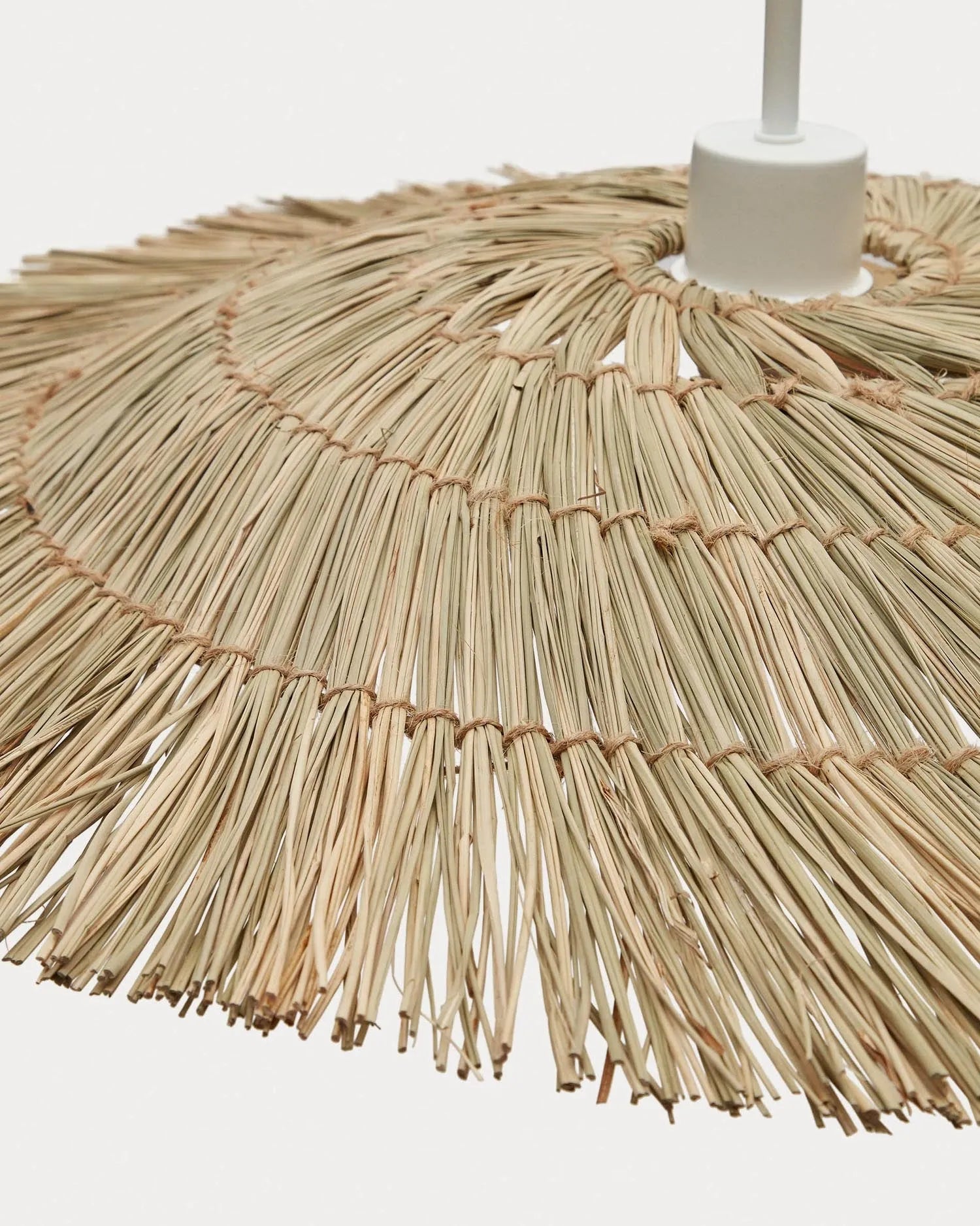 Der Gualta Lampenschirm aus Naturfasern bringt mit seinem natürlichen Finish und 60 cm Durchmesser stilvolle Eleganz in Ihr Zuhause.