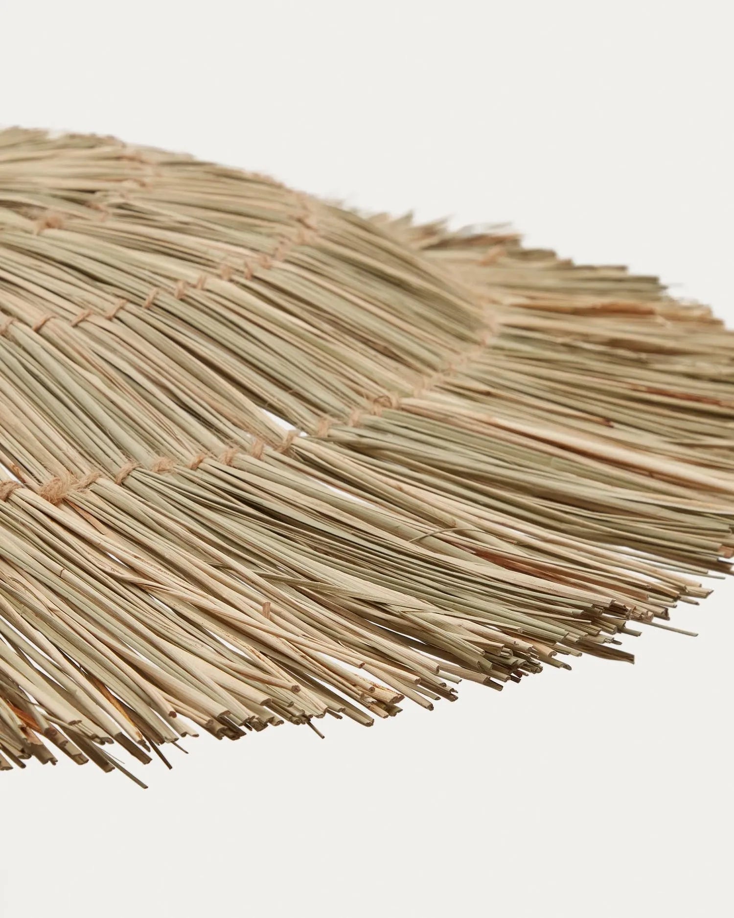 Der Gualta Lampenschirm aus Naturfasern bringt mit seinem natürlichen Finish und 60 cm Durchmesser stilvolle Eleganz in Ihr Zuhause.