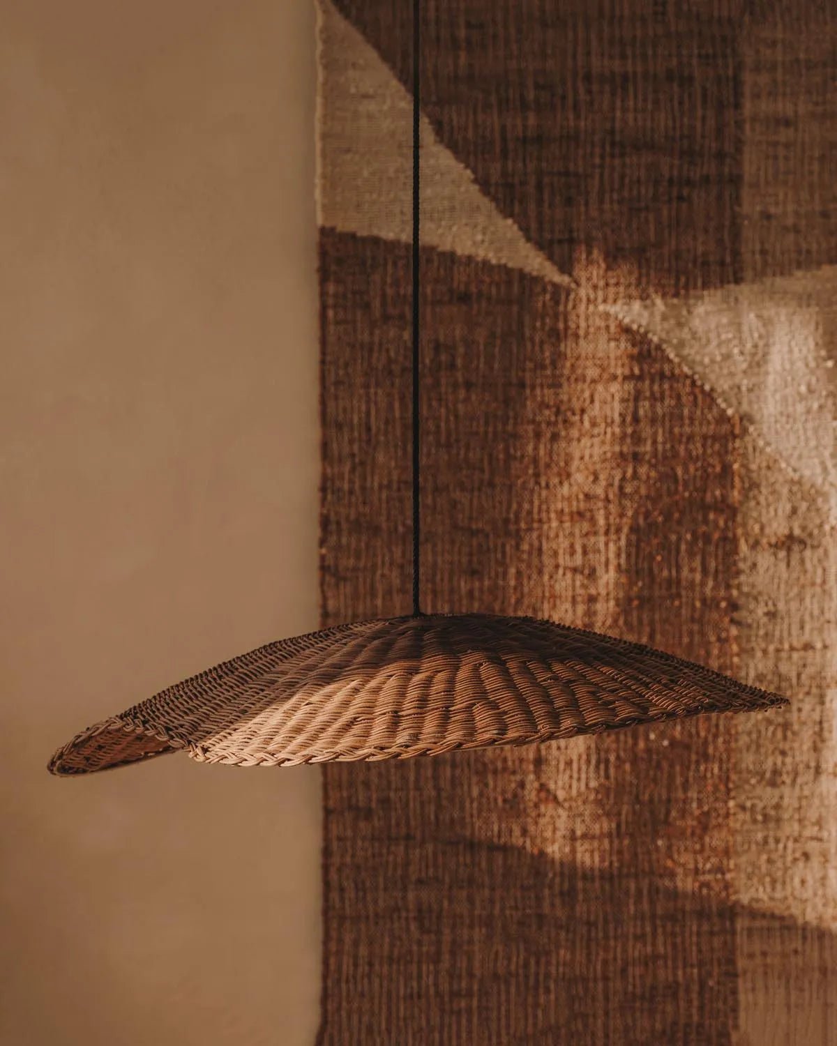 Der handgeflochtene Bisbal Lampenschirm aus Rattan verleiht Ihrem Zuhause mit seinem natürlichen Charme eine stilvolle Note.