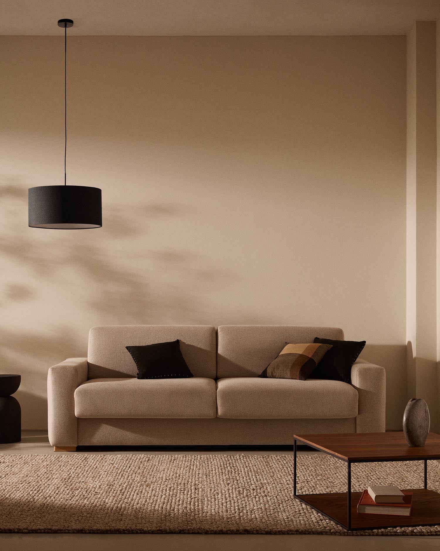 Eleganter schwarzer Lampenschirm mit weißem Diffusor, Ø 50 cm, aus hochwertigem Material und Massivholz für stilvolle Räume.
