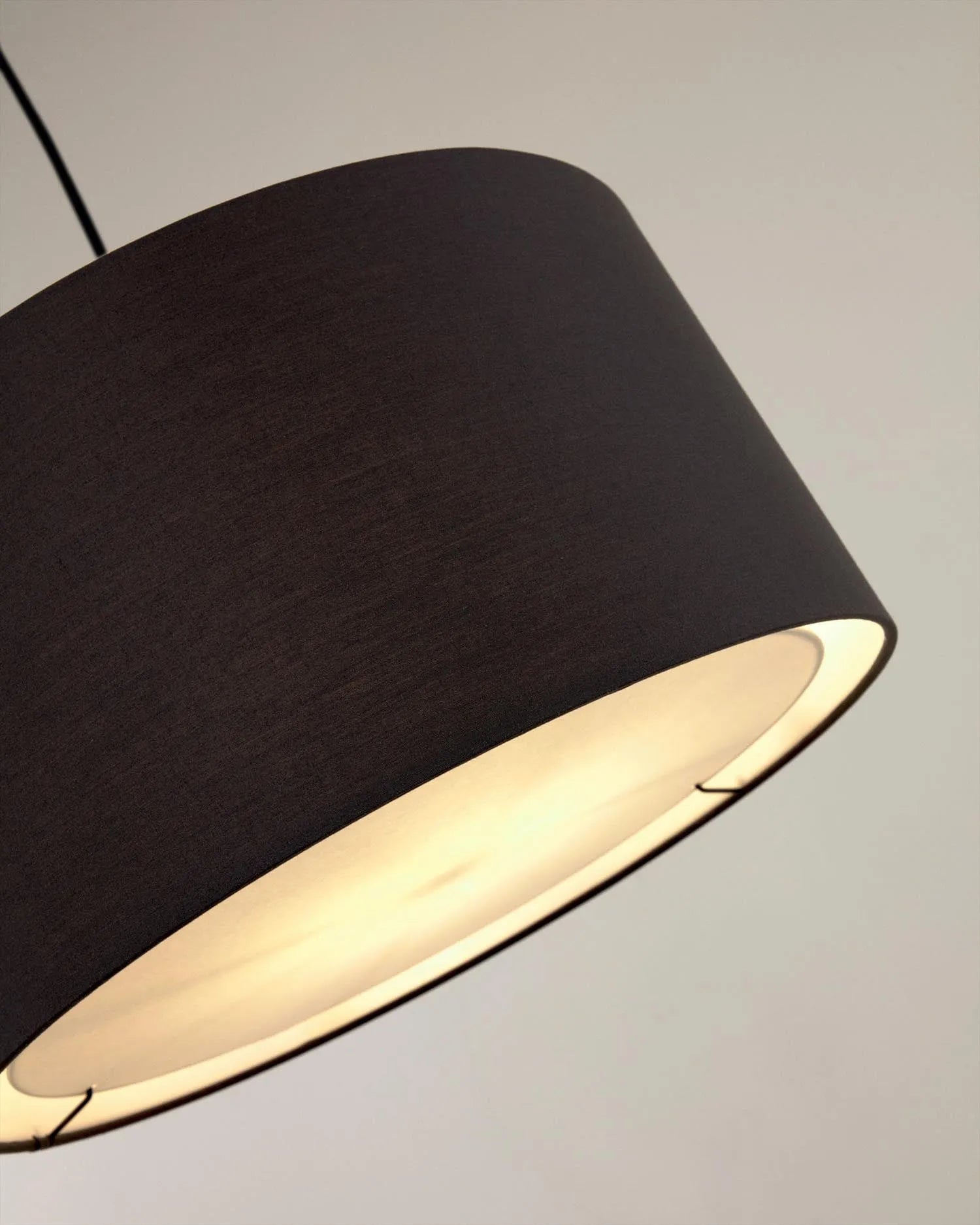 Eleganter schwarzer Lampenschirm mit weißem Diffusor, Ø 50 cm, aus hochwertigem Material und Massivholz für stilvolle Räume.