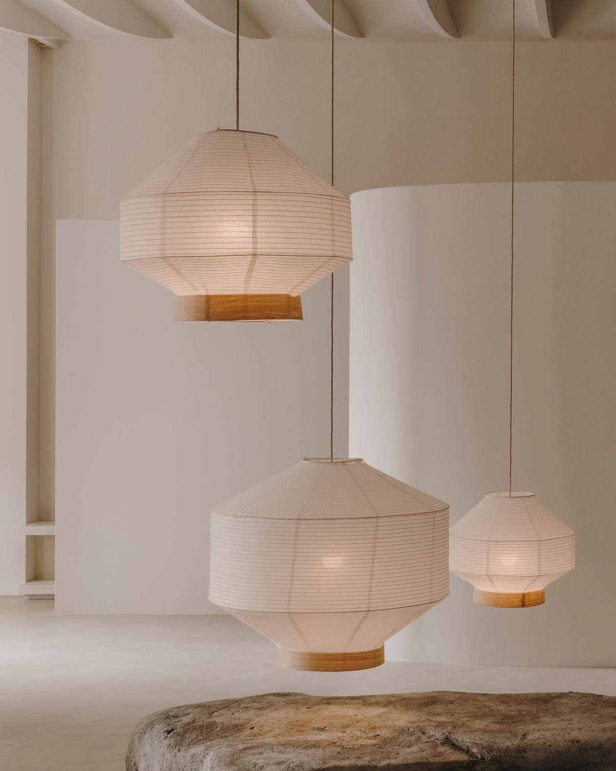 Moderner Lampenschirm Hila: Weißes Papier trifft Naturholz, Ø 80 cm.