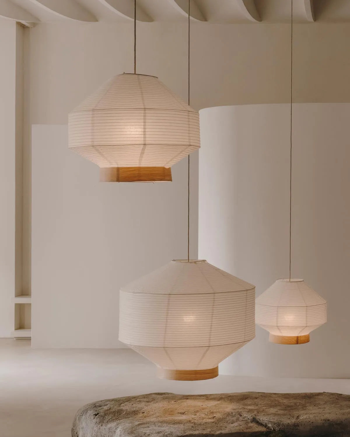 Moderner Lampenschirm Hila: Weißes Papier trifft Naturholz, Ø 80 cm.