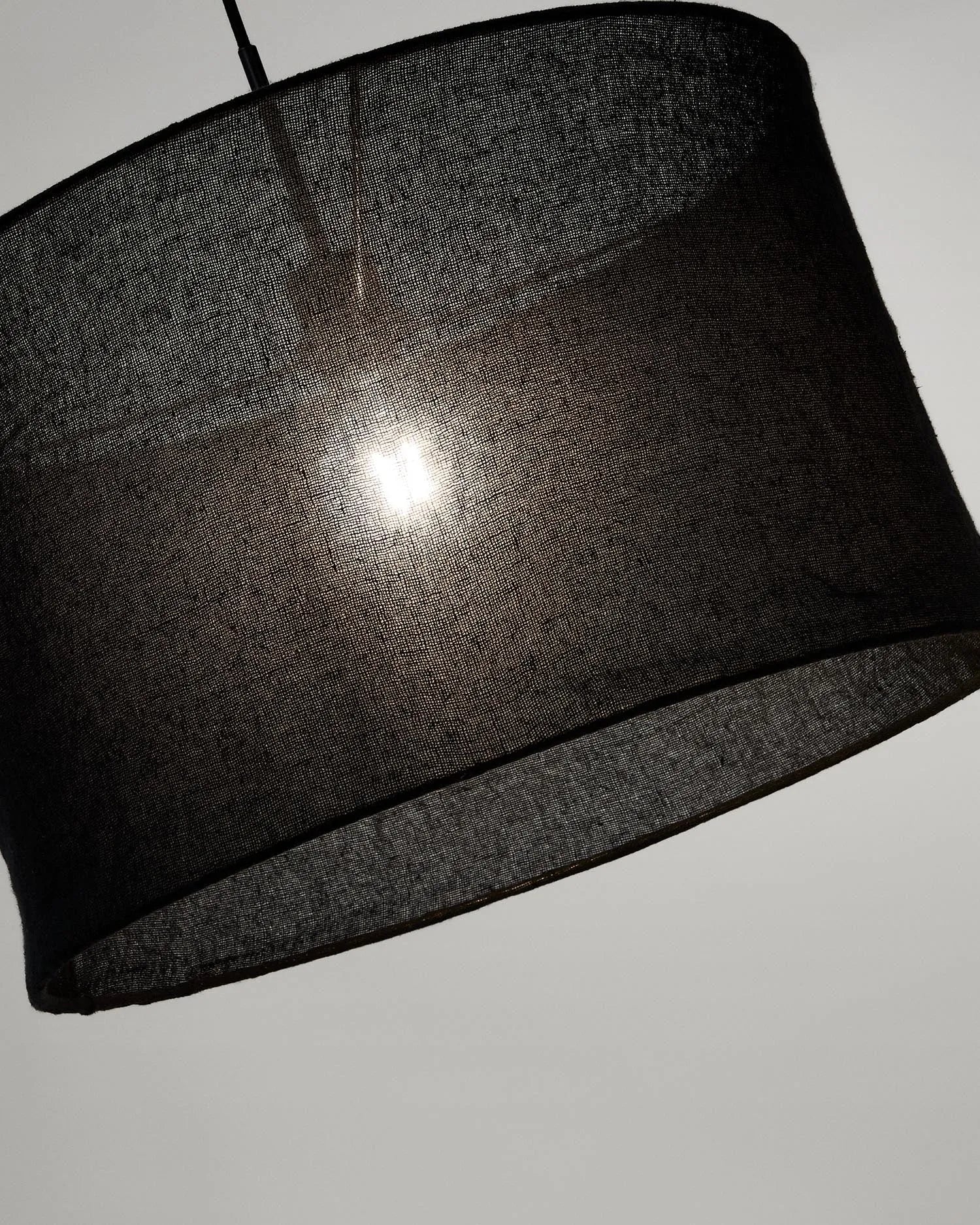Eleganter Leinenschirm in Schwarz, Ø 50 cm, H 30 cm, mit Massivholzelementen für stilvolle Beleuchtung.