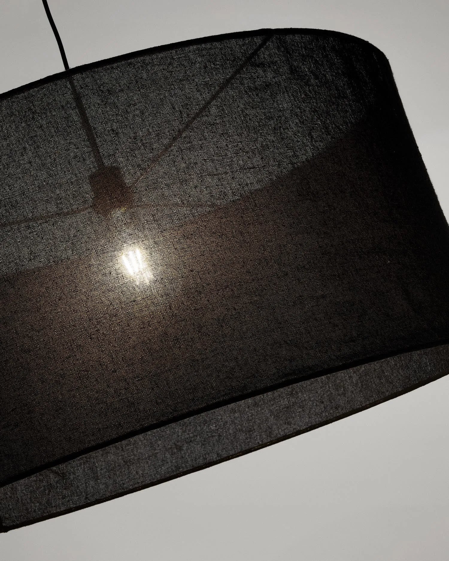Eleganter Leinen-Lampenschirm in Schwarz, Ø 80 cm, H 40 cm, für stilvolle Beleuchtung und moderne Akzente.