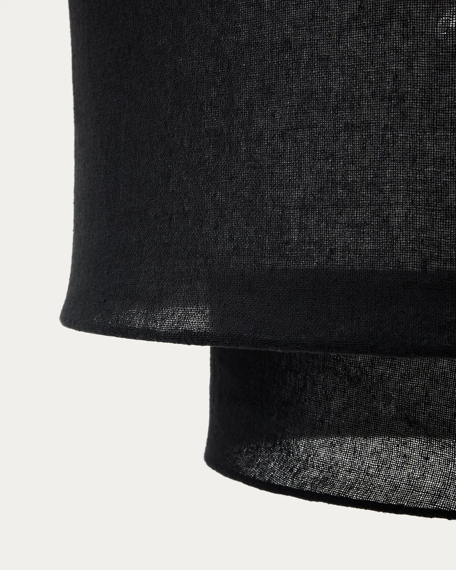 Eleganter Leinen-Lampenschirm in Schwarz, Ø 60 cm, H 40 cm, mit Massivholzdetails für stilvolle Beleuchtung.