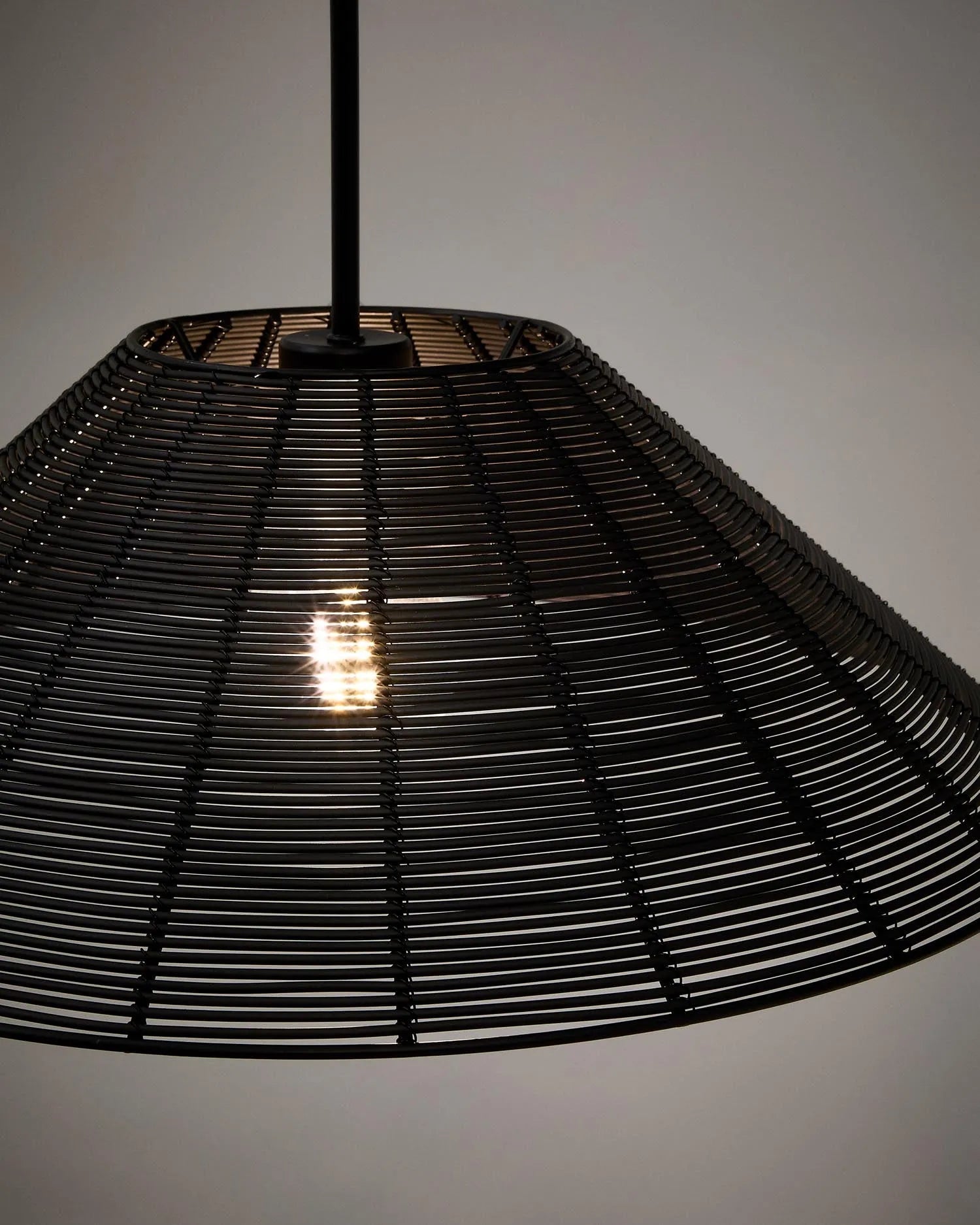 Eleganter Lampenschirm aus schwarzem, synthetischem Rattan, Ø 50 cm, für stilvolle Beleuchtung in jedem Raum.