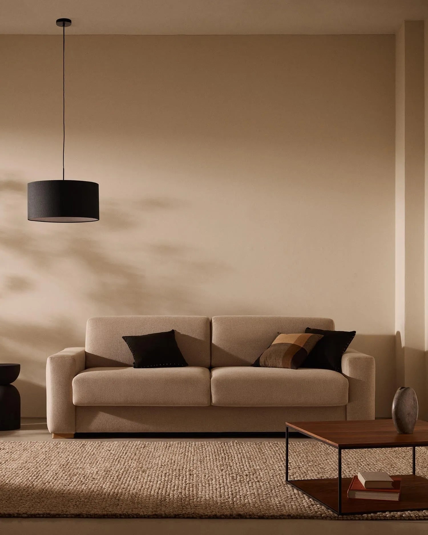 Eleganter schwarzer Lampenschirm mit weißem Diffusor, Ø 40 cm, aus Massivholz für sanftes Licht und stilvolle Räume.