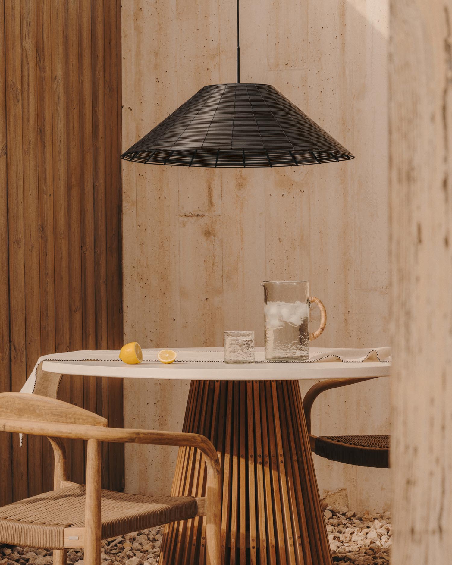 Eleganter Lampenschirm aus schwarzem synthetischem Rattan, Ø 70 cm, für stilvolle Beleuchtung und modernes Ambiente.