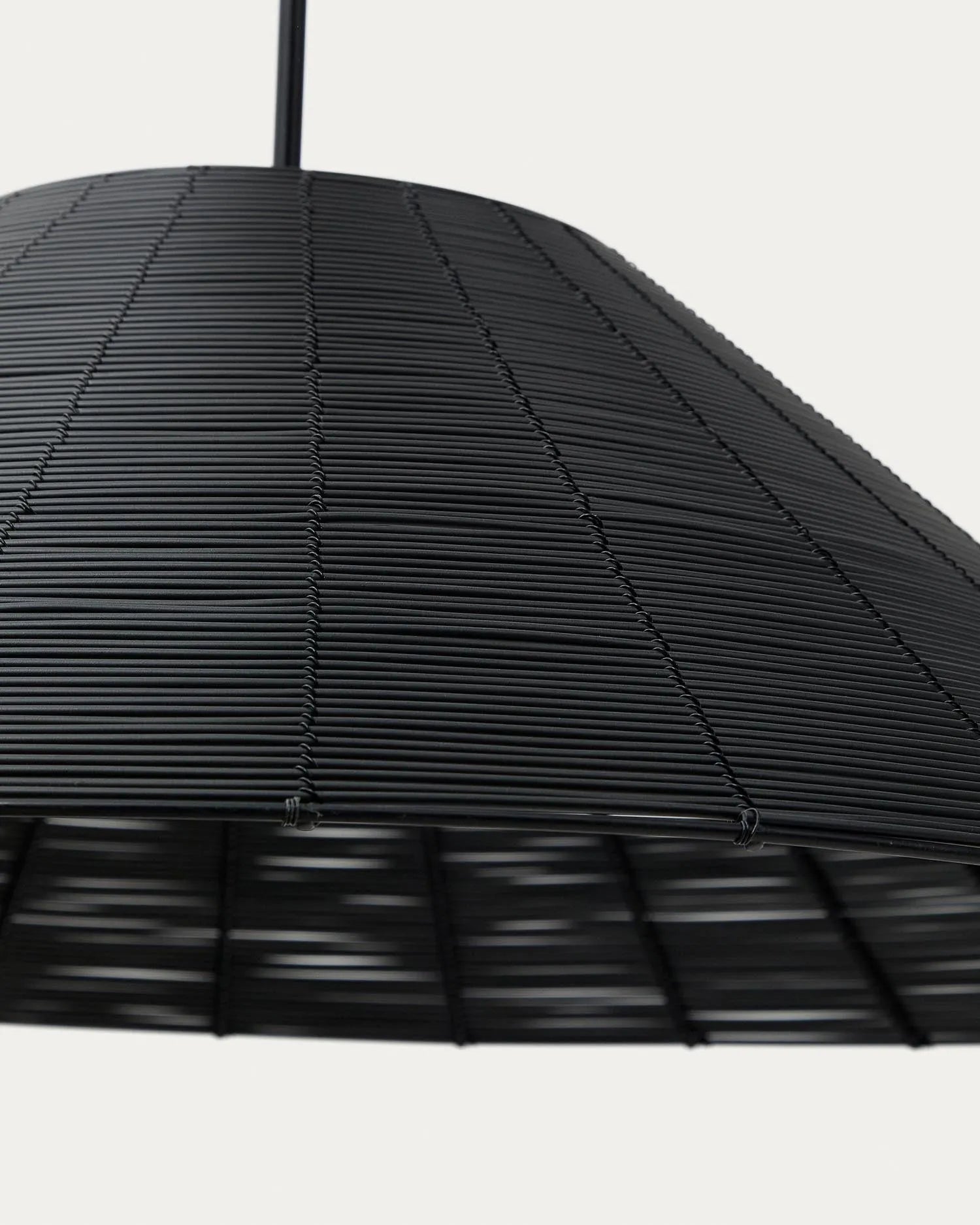 Moderner Lampenschirm aus schwarzem synthetischem Rattan, Ø 70 cm, ideal für stilvolle Deckenlampen von Kave Home.