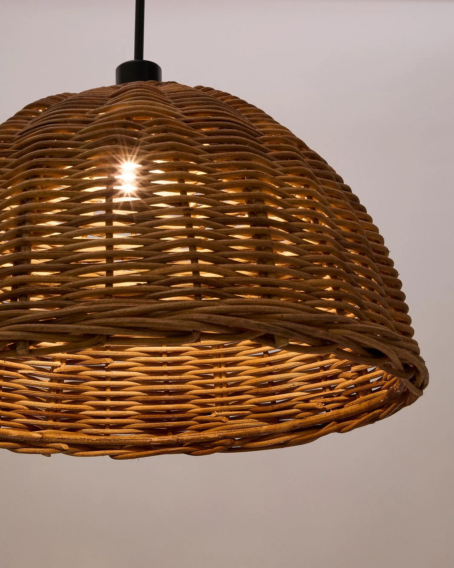Der Jornets Rattan-Lampenschirm von Kave Home, Ø 50 cm, vereint natürliche Eleganz und handgefertigte Einzigartigkeit.