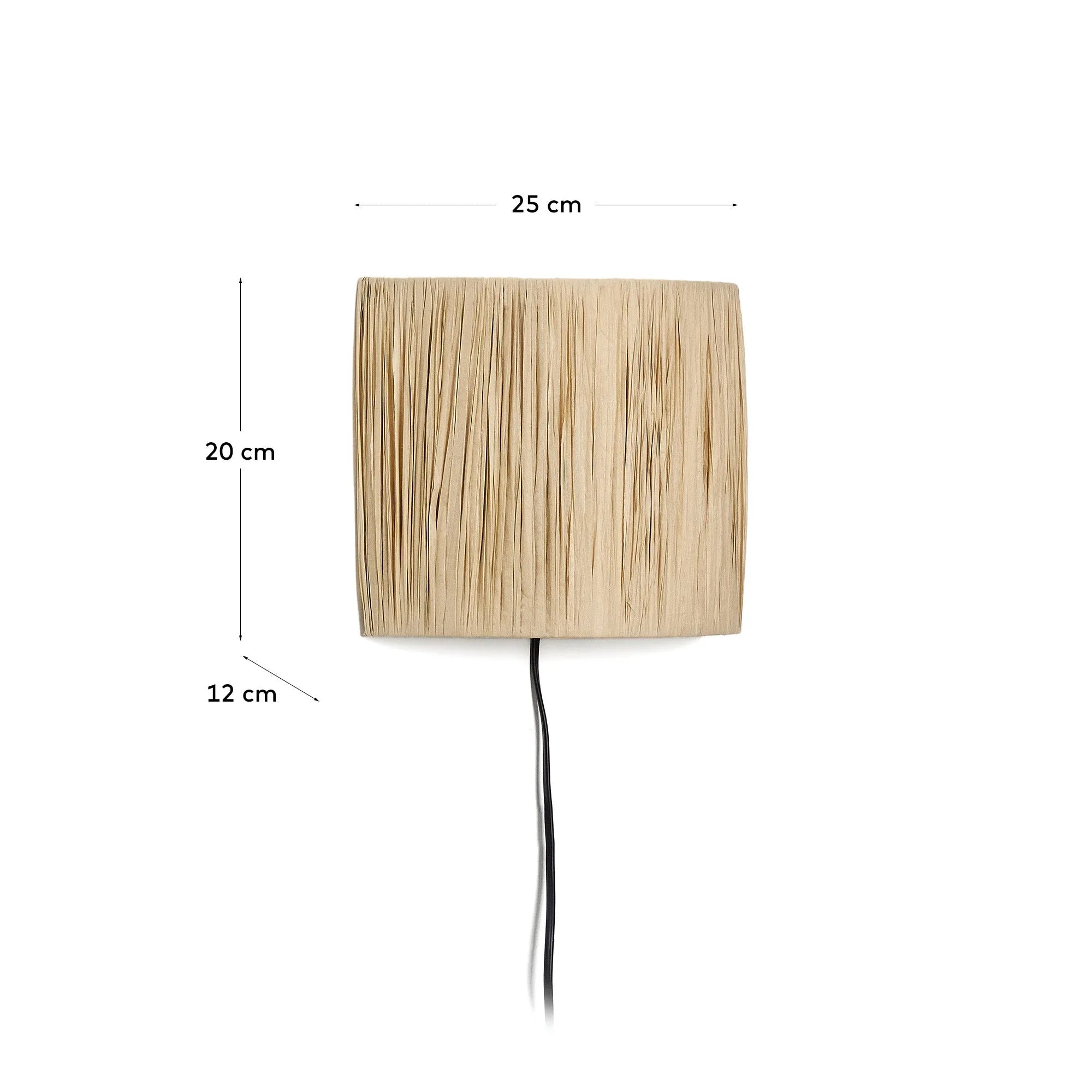 Die Pulmi Wandleuchte vereint Raffiabast und Holz zu einem handgefertigten, natürlichen Kunstwerk für stilvolle Wohnräume.