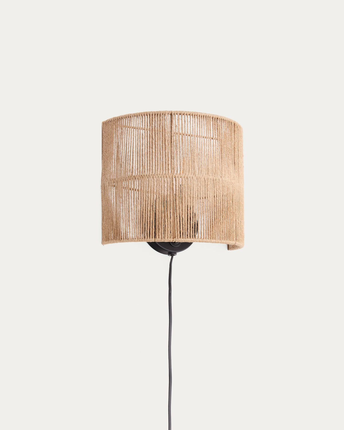 Canar Wandleuchte aus Jute mit naturfarbenem Finish in Natur präsentiert im Onlineshop von KAQTU Design AG. Wandleuchte ist von Kave Home