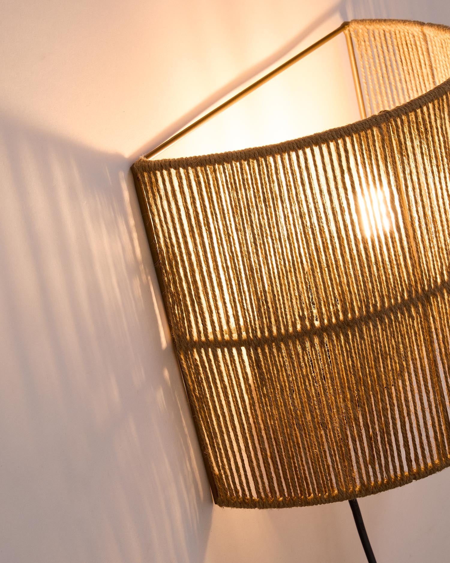 Entdecken Sie die Canar Wandleuchte von Kave Home: Einzigartiger Jute-Schirm, eleganter Holzsockel, ideal für ein nachhaltiges und stilvolles Zuhause.